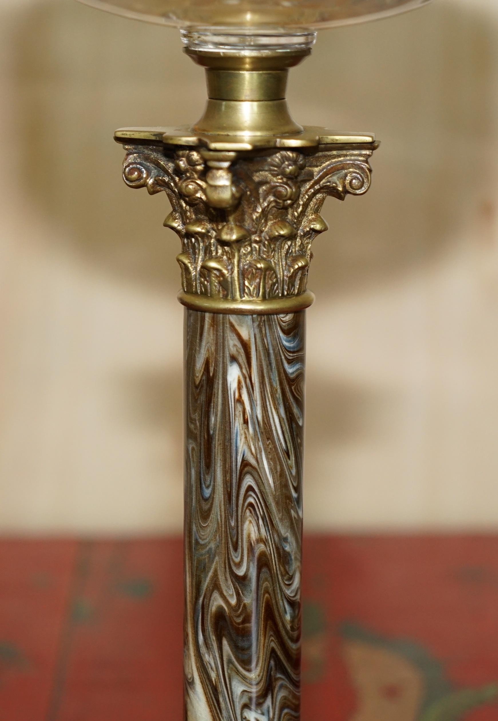 Paire de lampes à huile victoriennes à pilier corinthien, finition marbre en vente 6