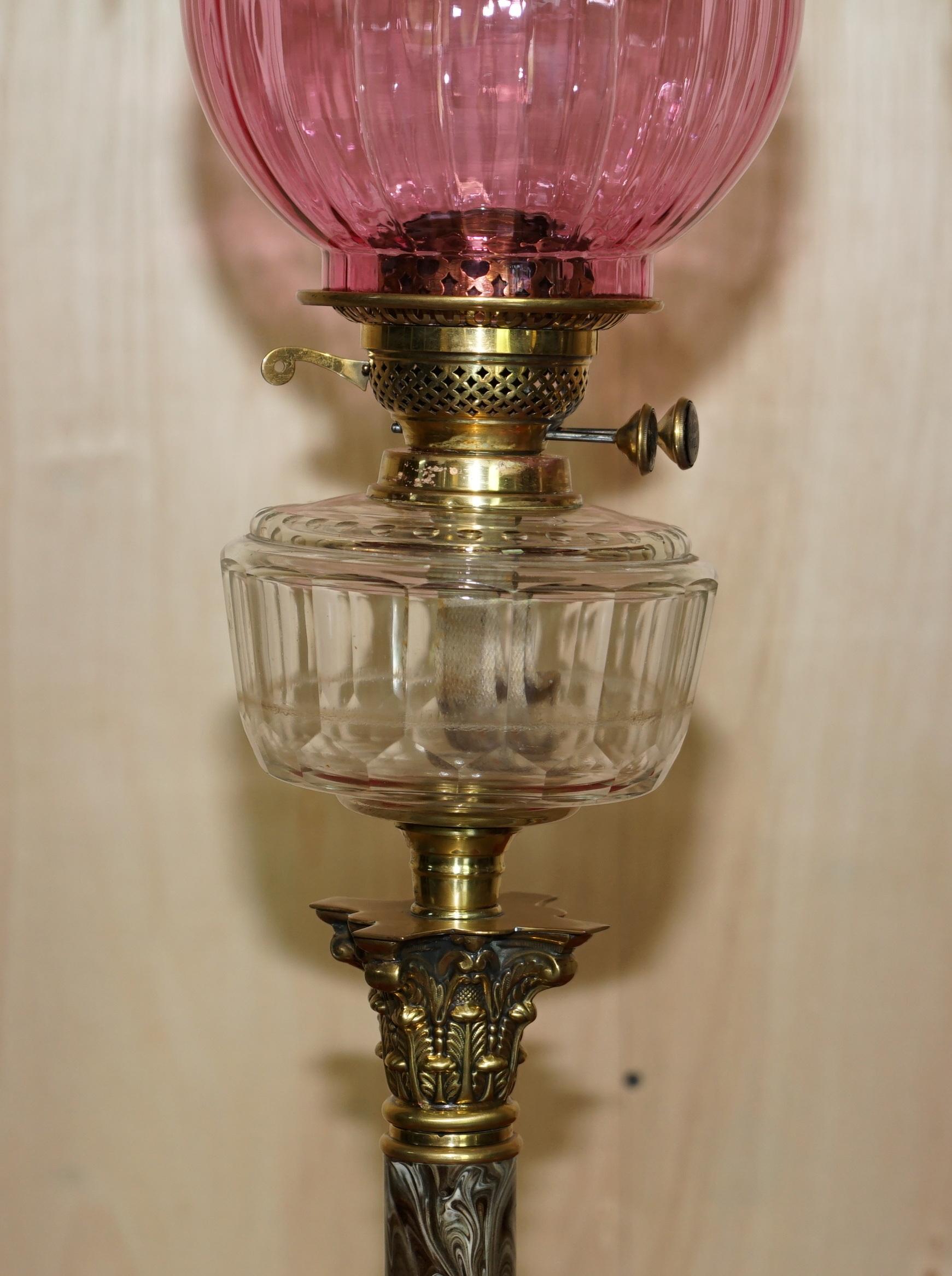Paar viktorianische Öllampen mit korinthischen Säulen in Marmorausführung, Original Rubinglas (Englisch) im Angebot