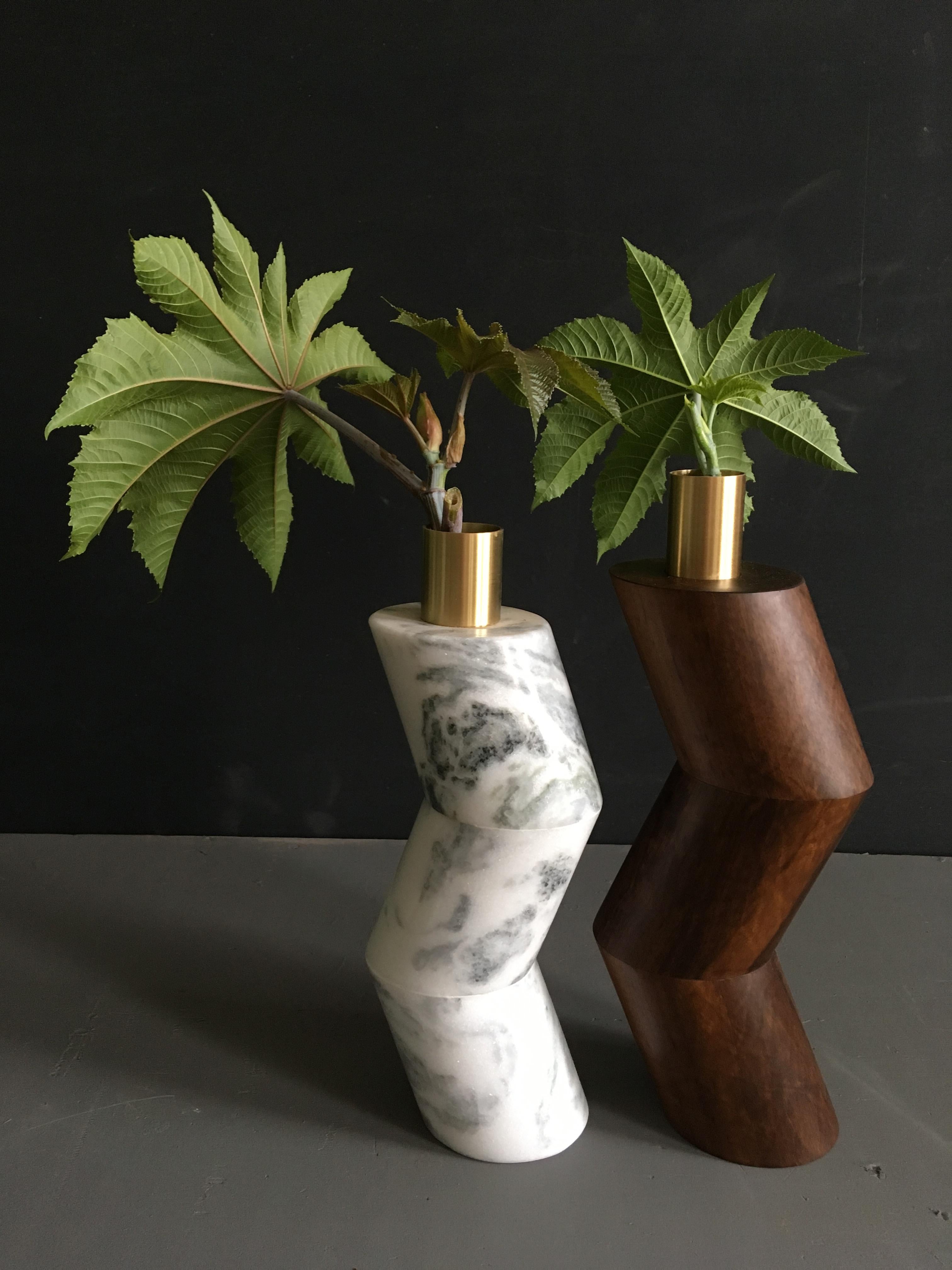 Paar Ginga-Vasen aus Marmor von Gustavo Dias (Organische Moderne) im Angebot