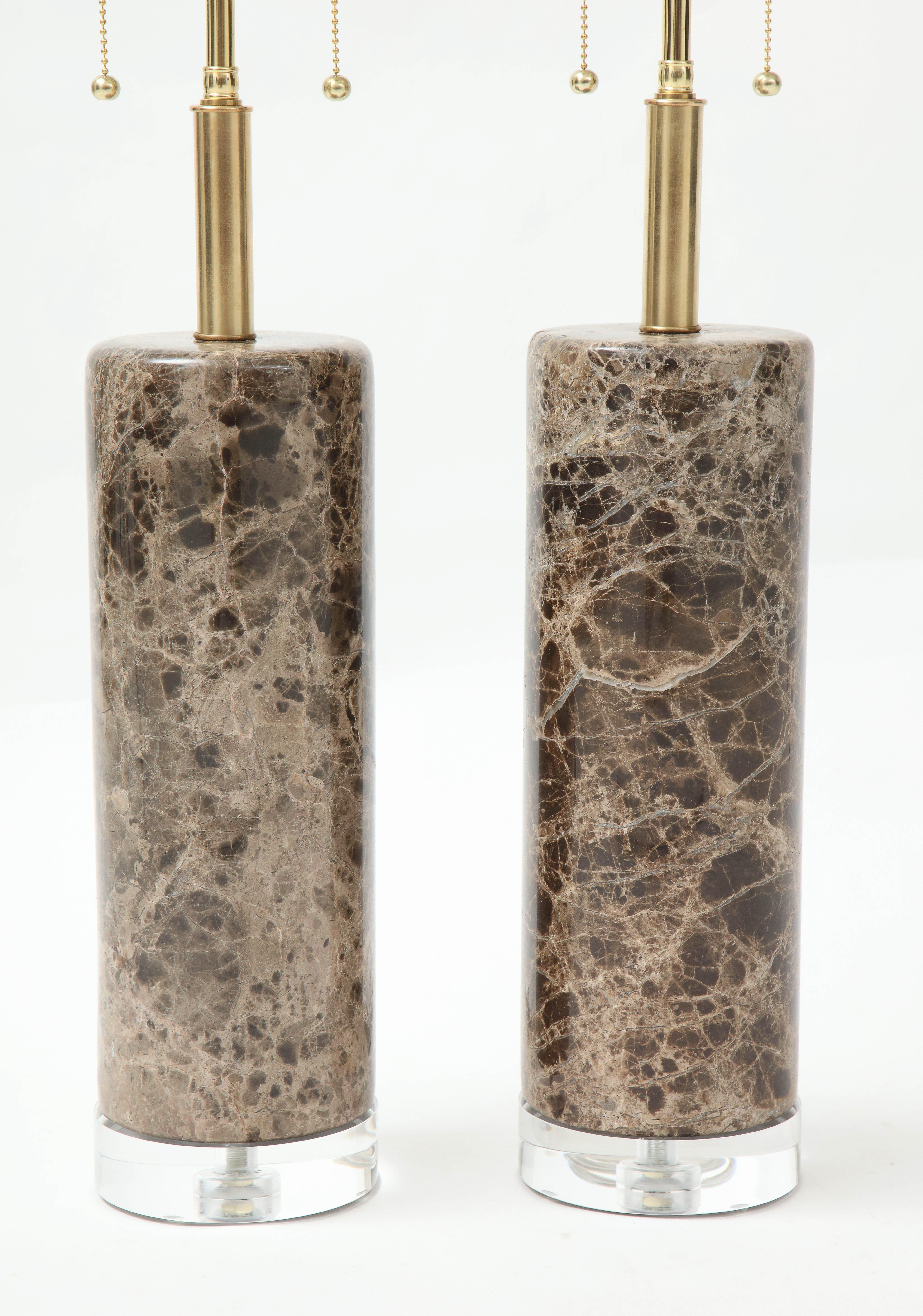 Mid-Century moderno Coppia di lampade in marmo su basi in lucite in vendita