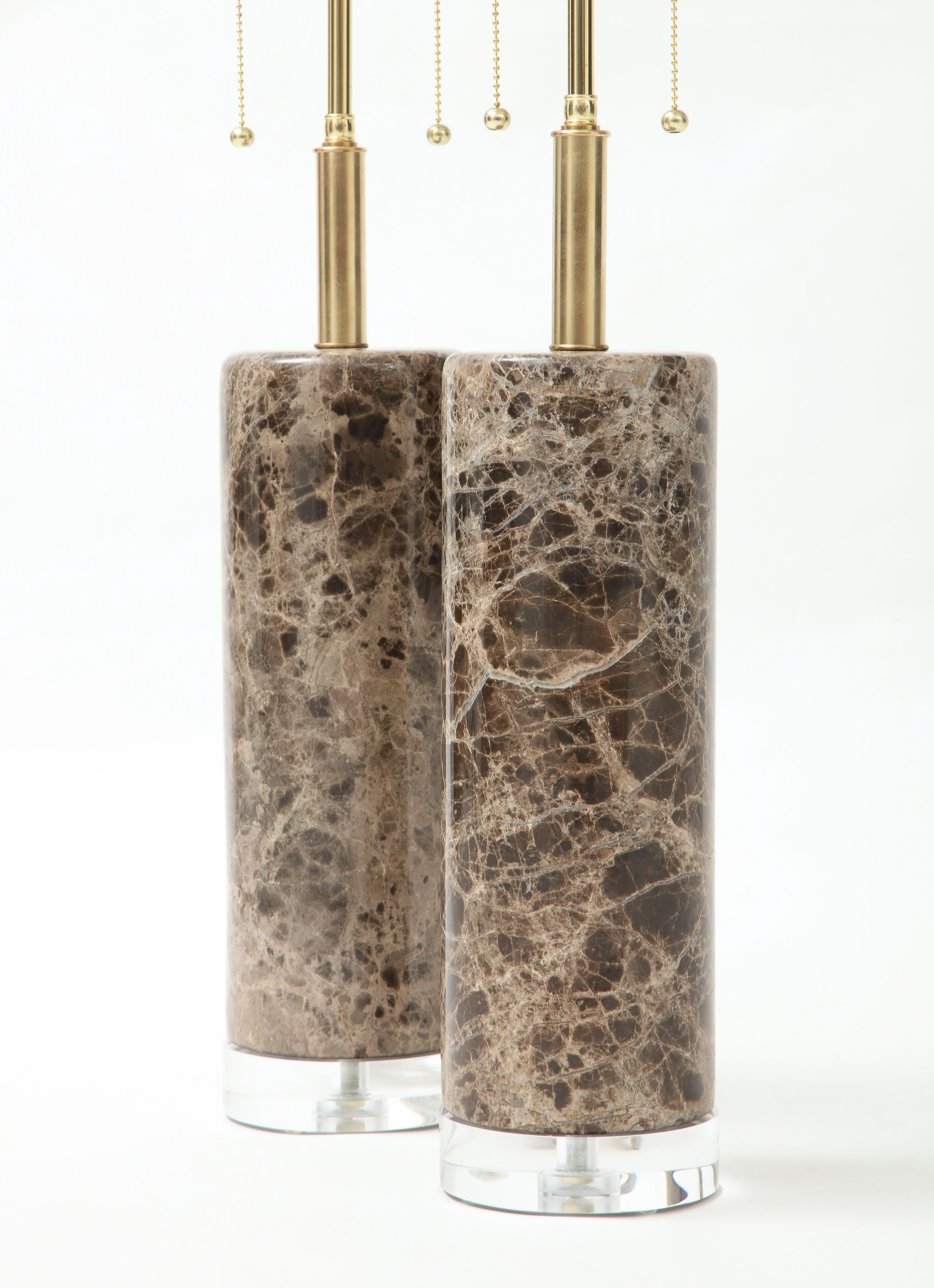 Italiano Coppia di lampade in marmo su basi in lucite in vendita