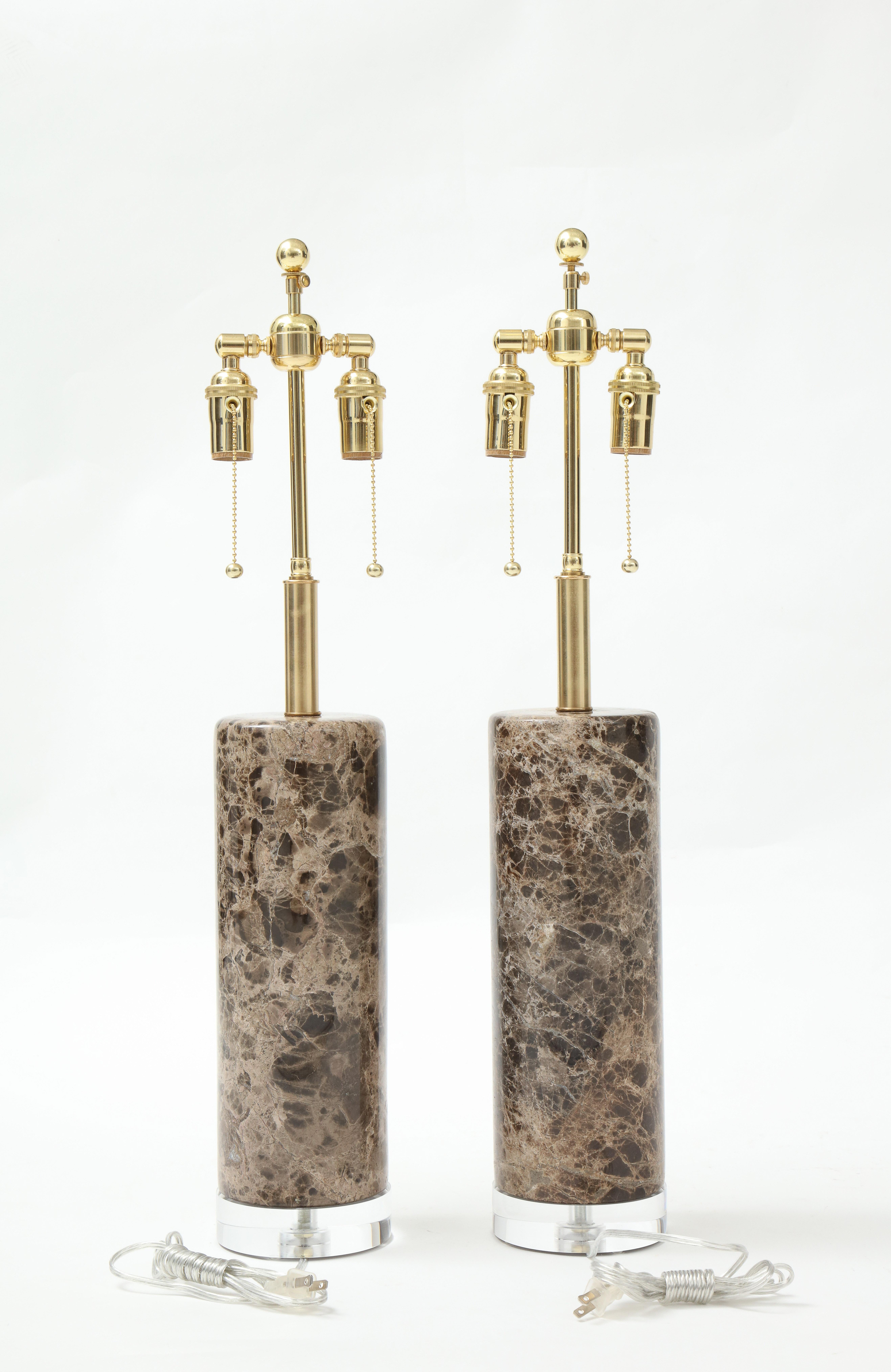 Lucite Coppia di lampade in marmo su basi in lucite in vendita
