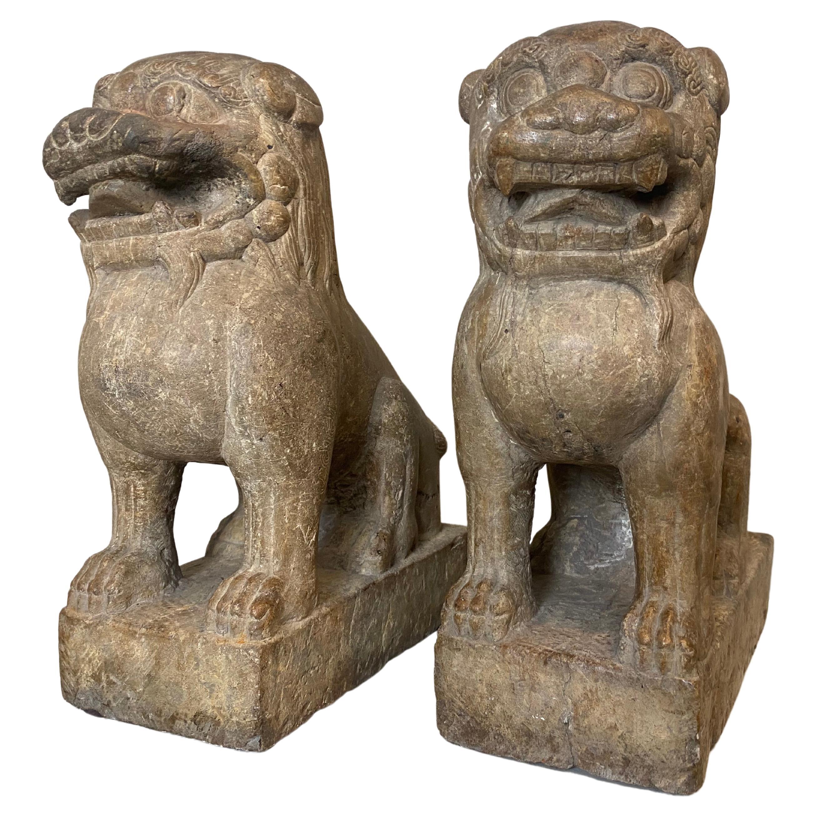 Exceptionnelle paire de lions en marbre de Chine avec une belle patine ancienne, période Ming