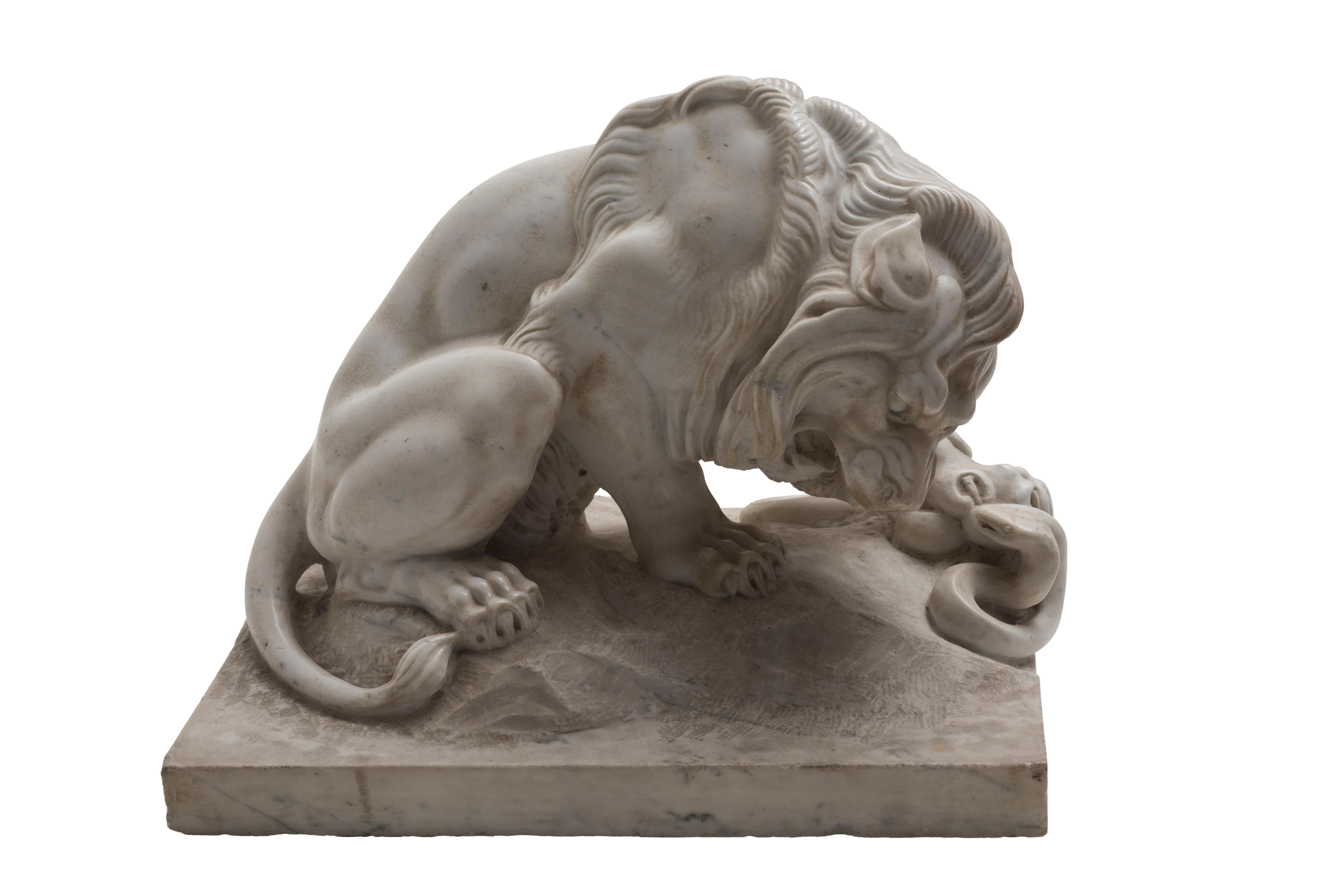 XIXe siècle Paire de lions en marbre, école française, fin du 19ème siècle en vente