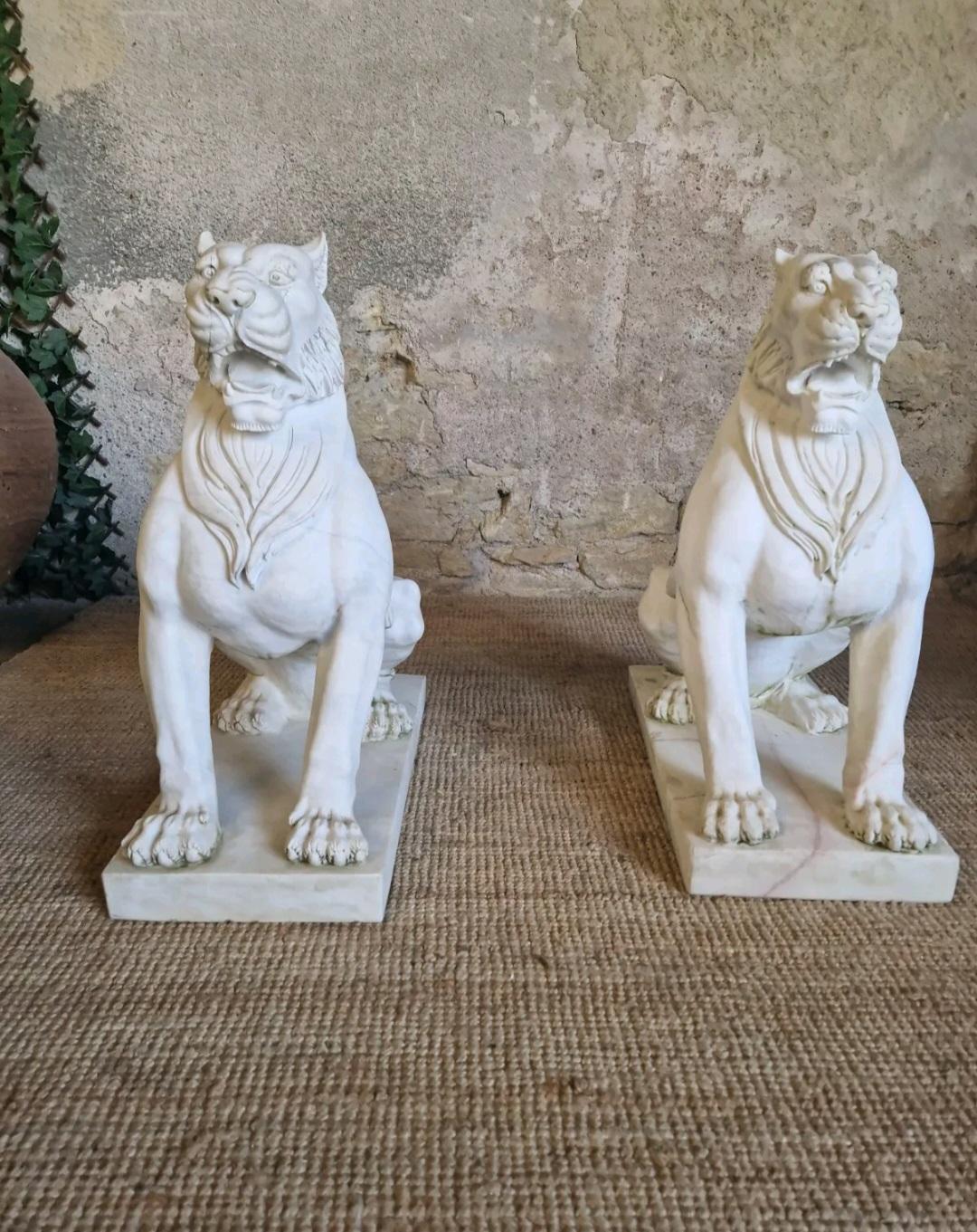Coppia di statue di leoni in marmo a grandezza naturale in vendita 4