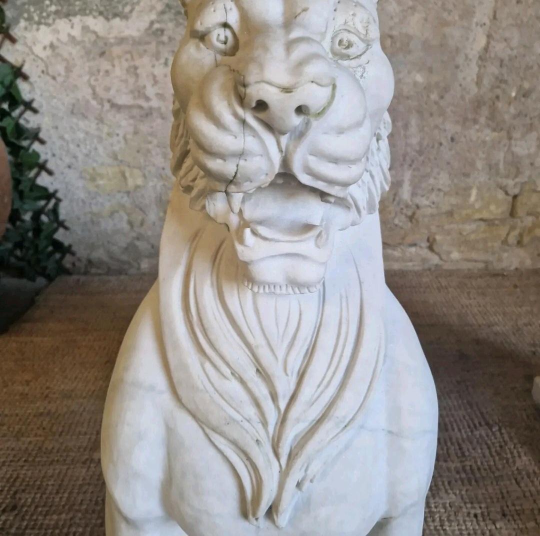 Tedesco Coppia di statue di leoni in marmo a grandezza naturale in vendita
