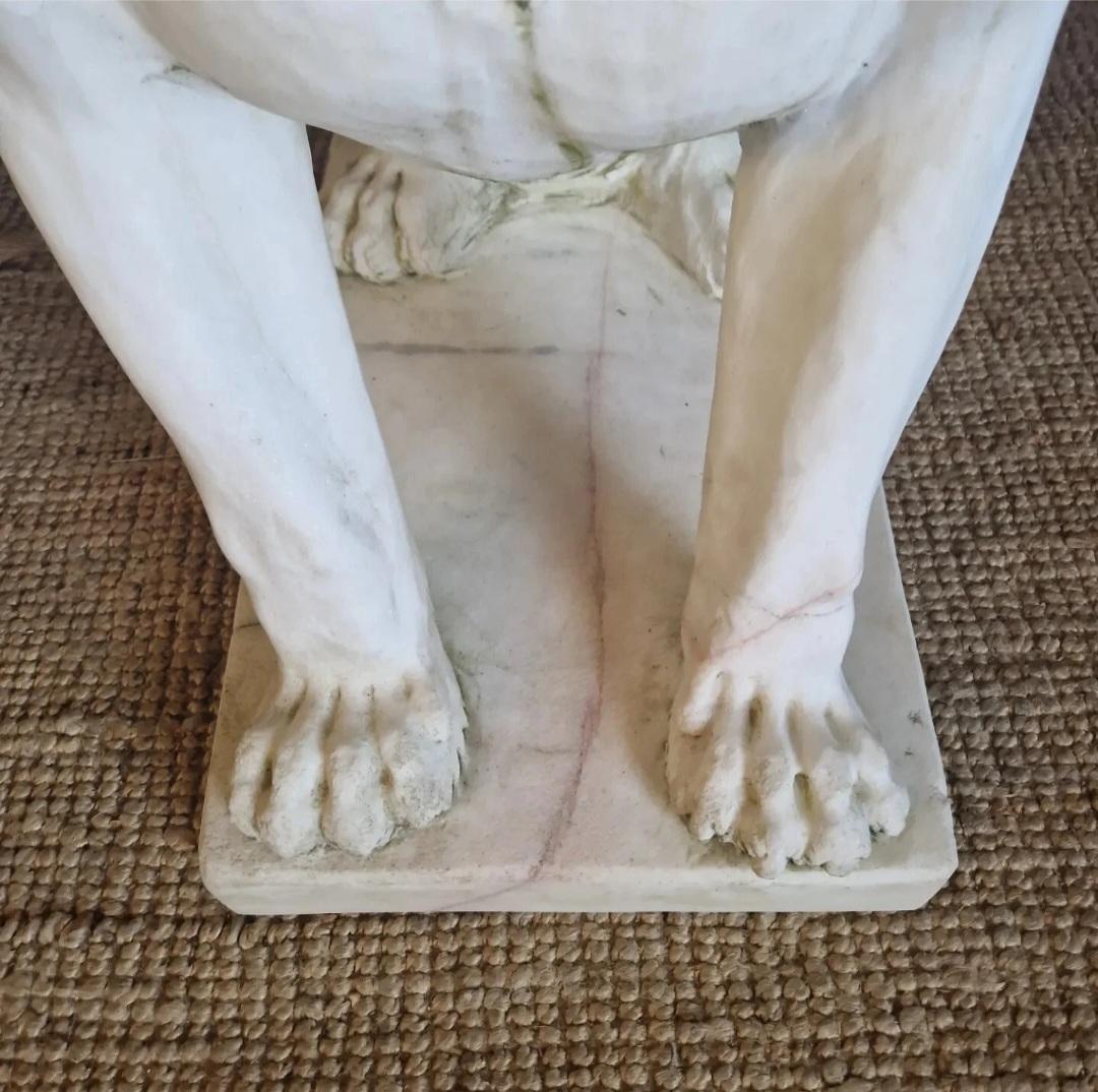 Intagliato Coppia di statue di leoni in marmo a grandezza naturale in vendita