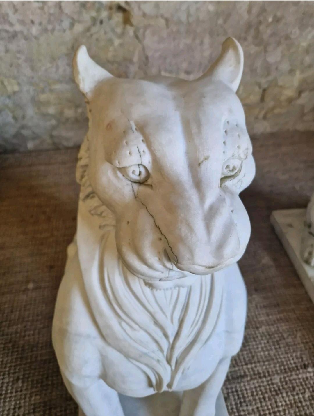 Inizio XX secolo Coppia di statue di leoni in marmo a grandezza naturale in vendita