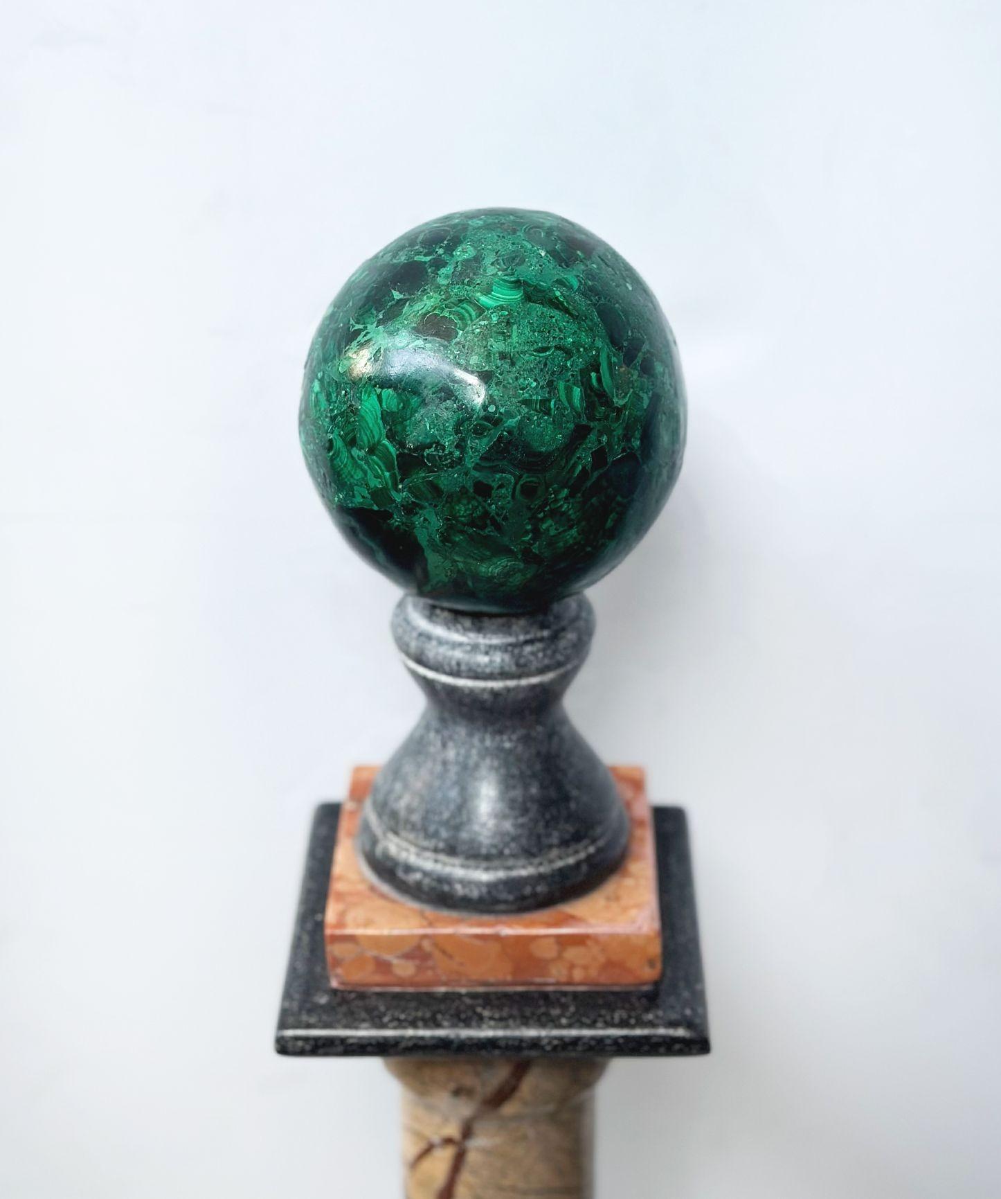Pair of Neoclassical style column ornaments made of marble and onyx, along with a malachite sphere on top of each piece, while also having a small amethyst on the bottom base.
Made in Italy, 20th Century.
Dimensions:
26