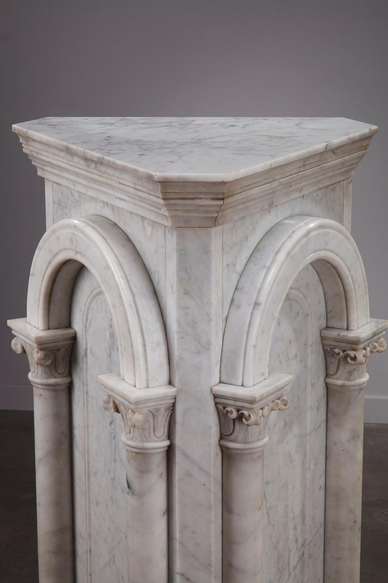 Pair of Marble Neoclassical Style Pedestals In Good Condition In Paris, FR
