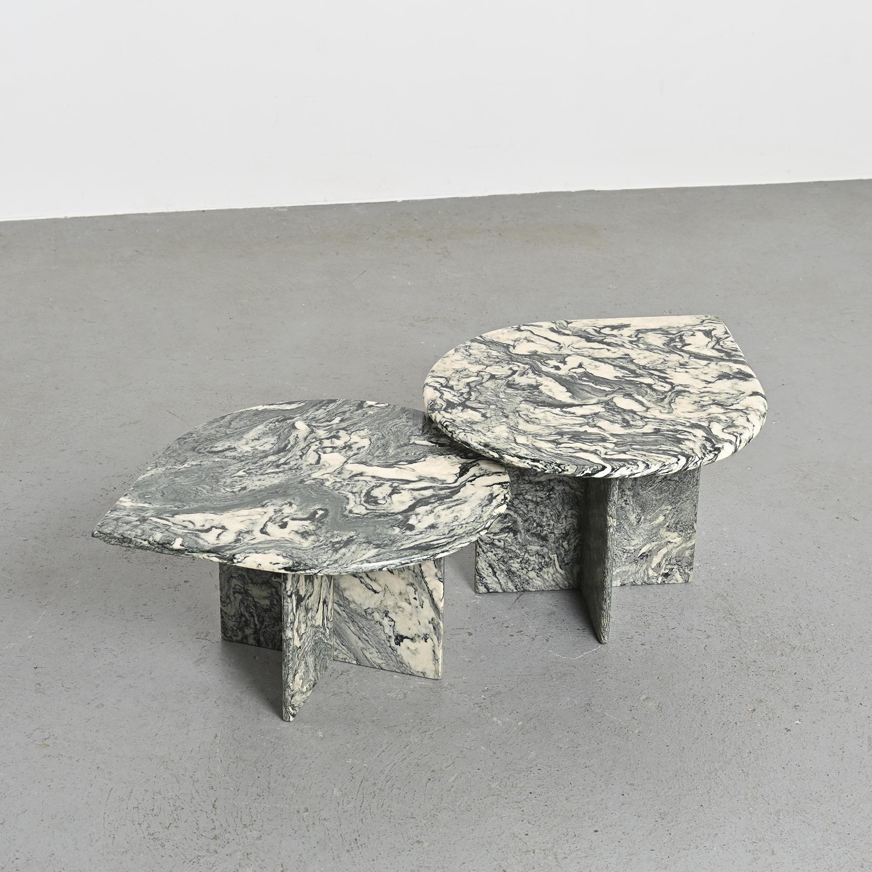 Pair of nesting tables in Verde Luana marble, featuring drop-shaped tops resting on a cross-shaped base.
Height: From 14.2 to 15.8 inches

Italy, circa 1970