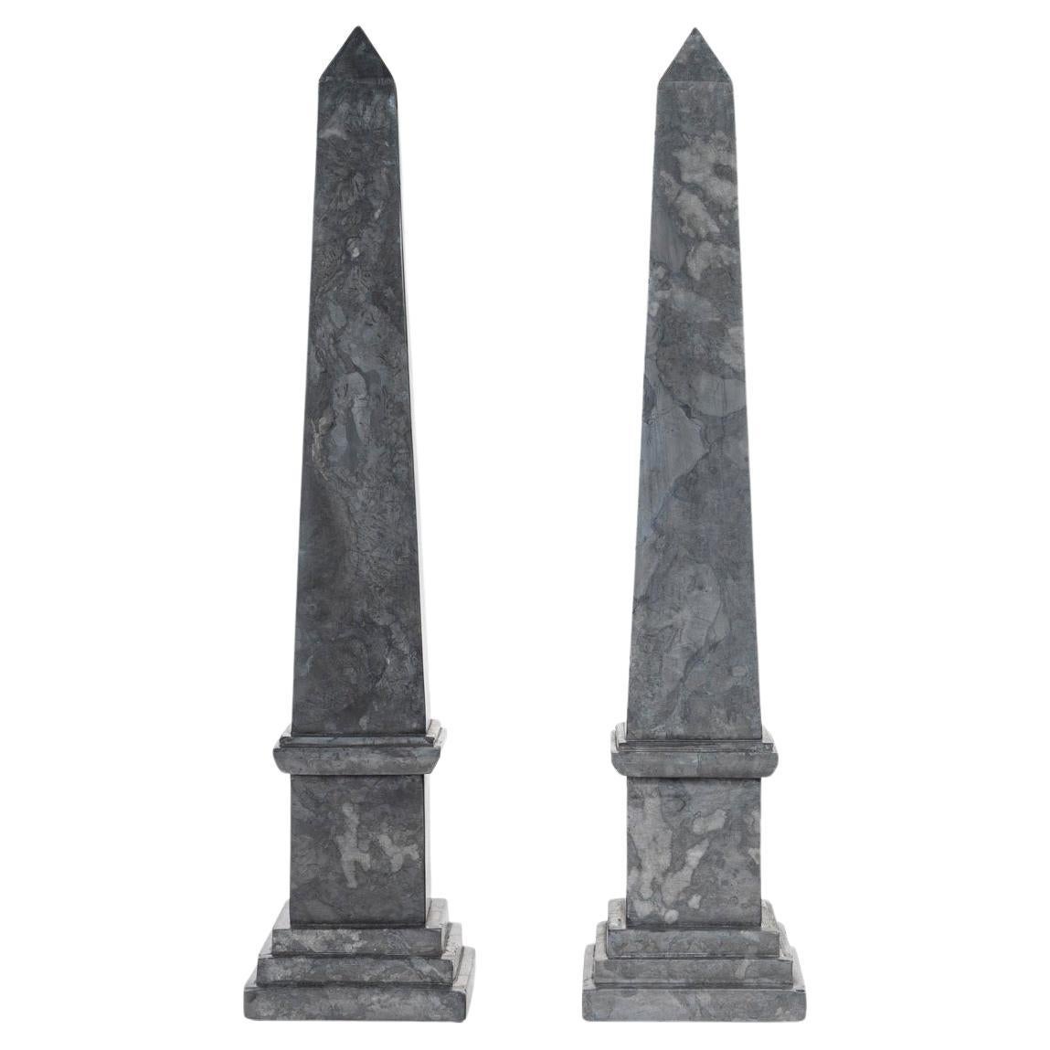 Coppia di obelischi in marmo, XX secolo, stile Napoleone III.