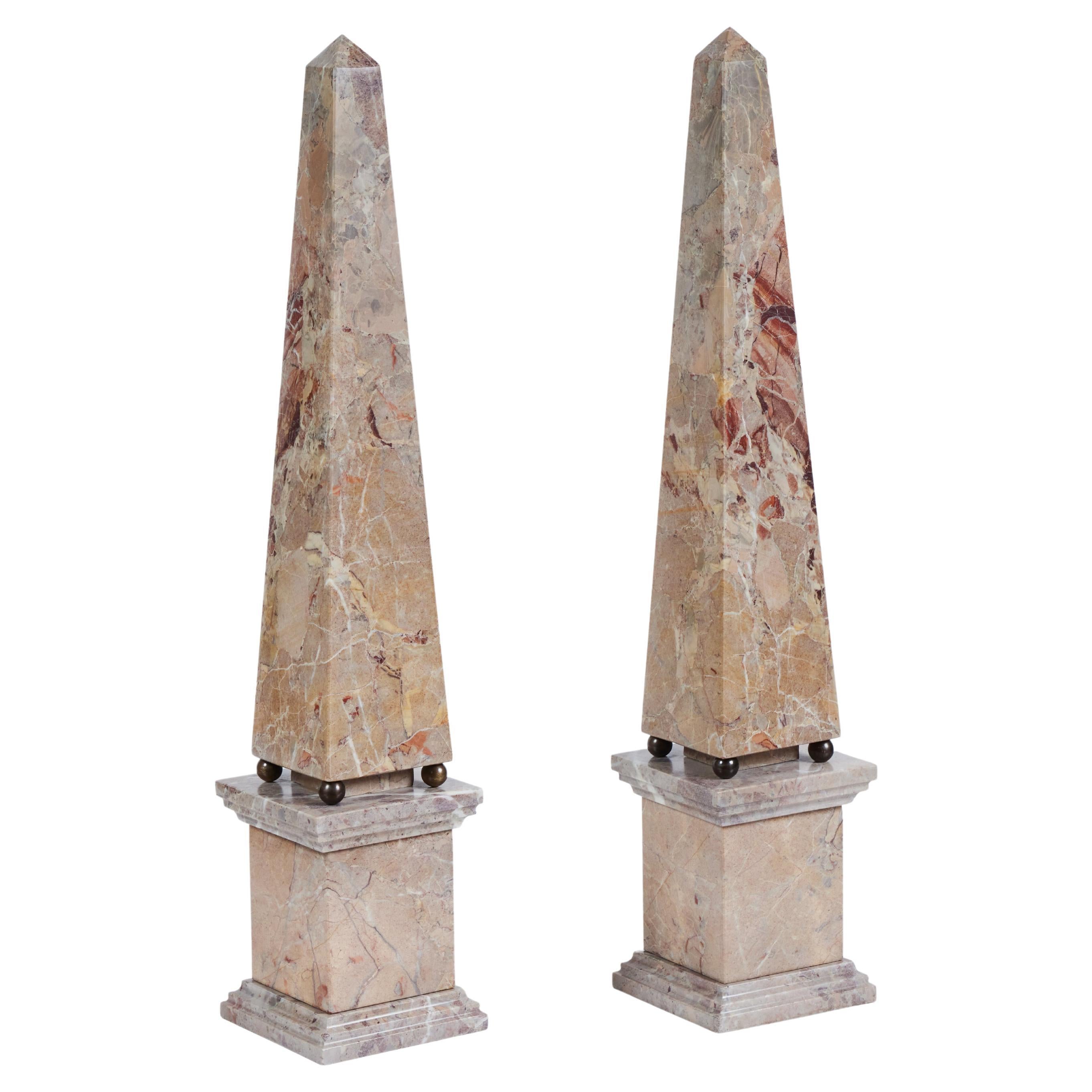 Pareja de obeliscos de mármol
