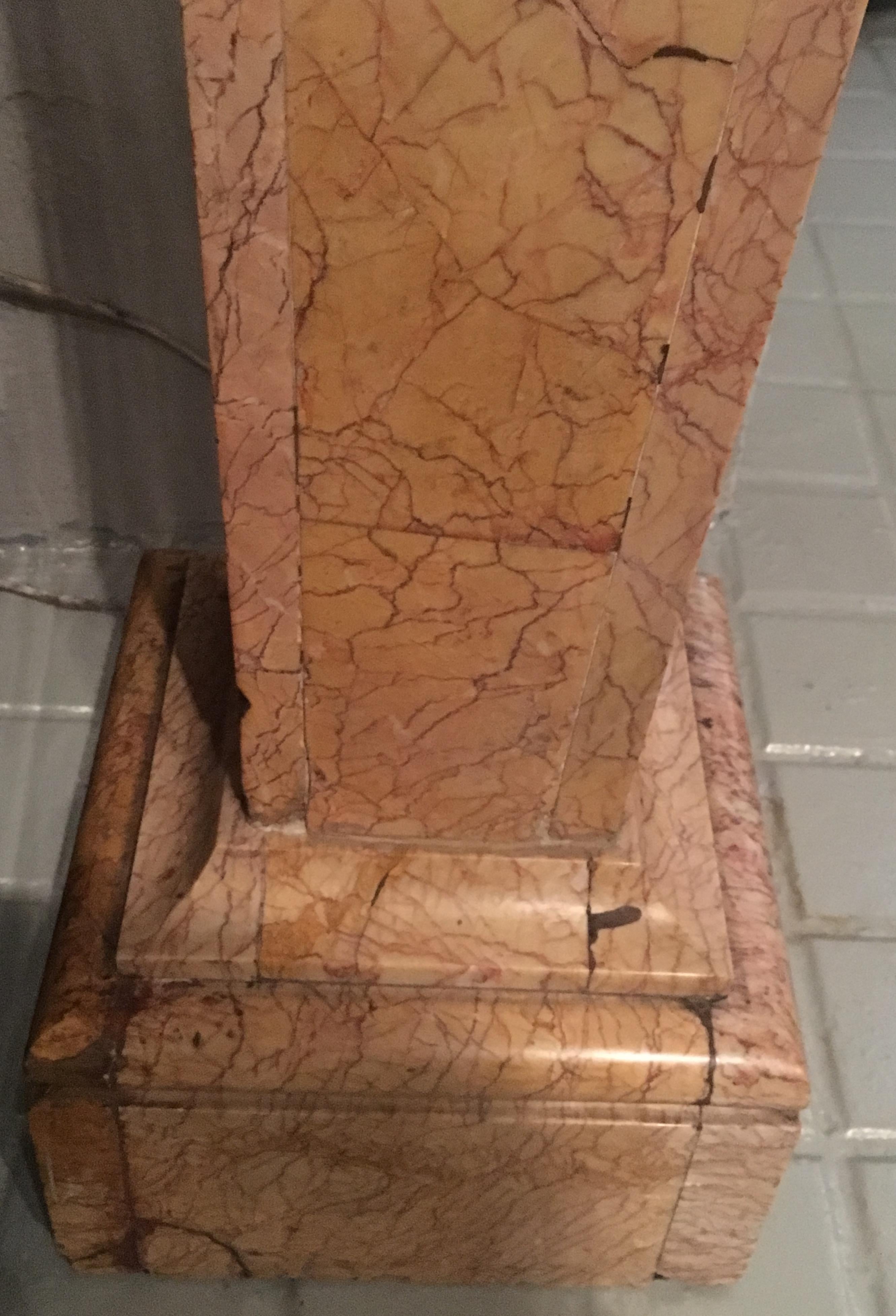 Coppia di littorine in marmo ''Rose De Brignoles'', inizio XX secolo in vendita 2