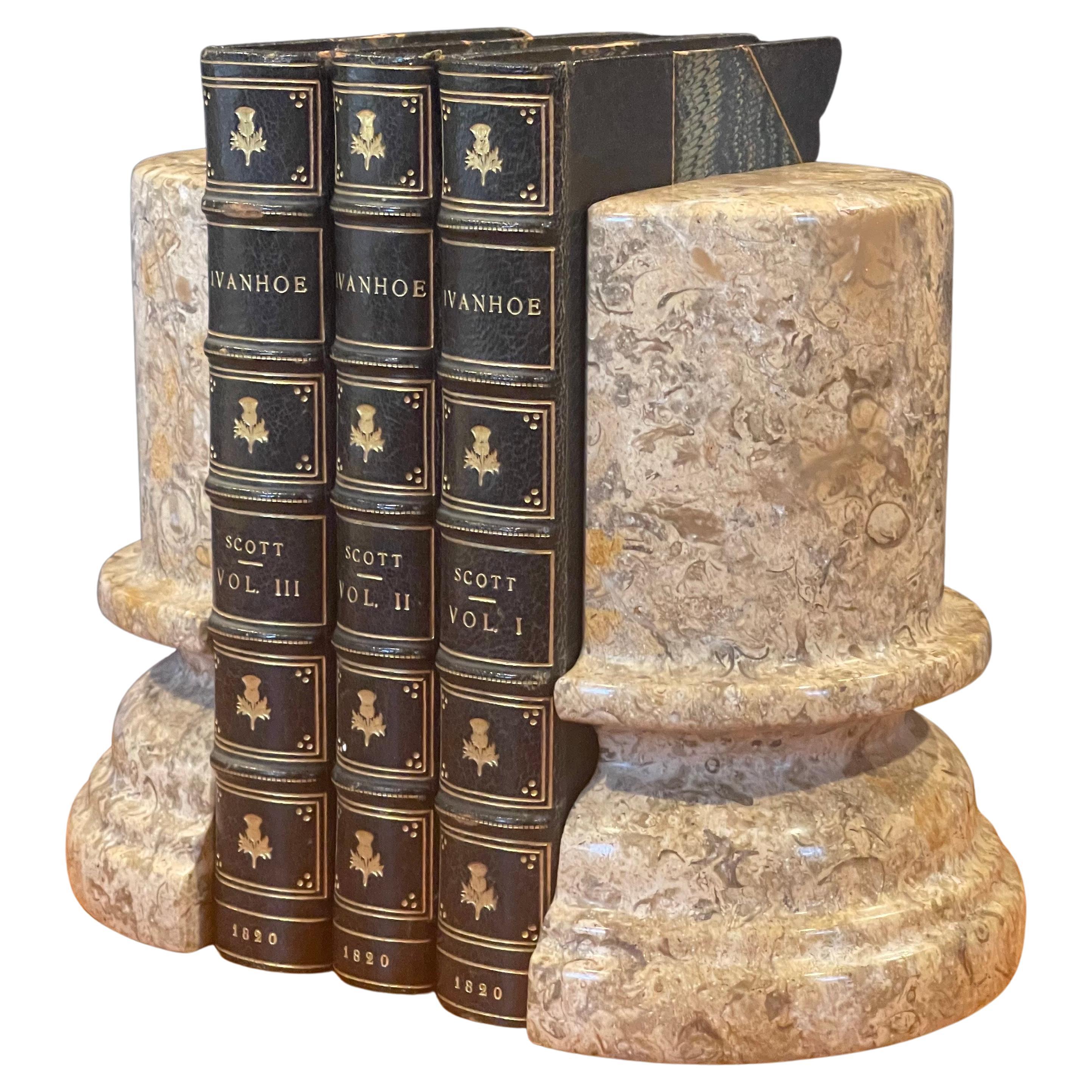 Paire de serre-livres à colonnes post-modernes en marbre