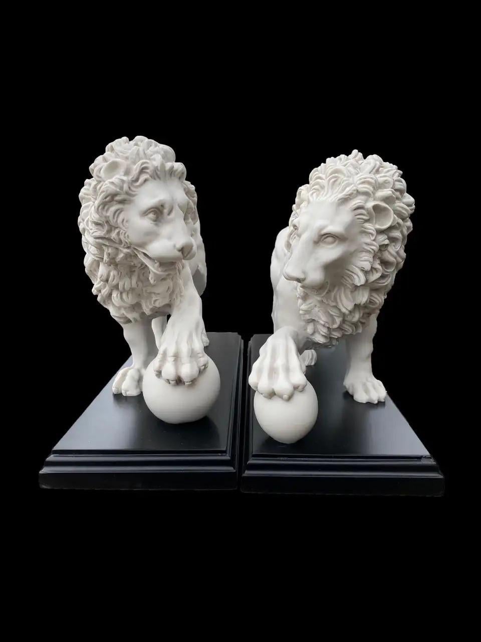 Européen Paire de sculptures en marbre Lions Médicis, 20e siècle en vente