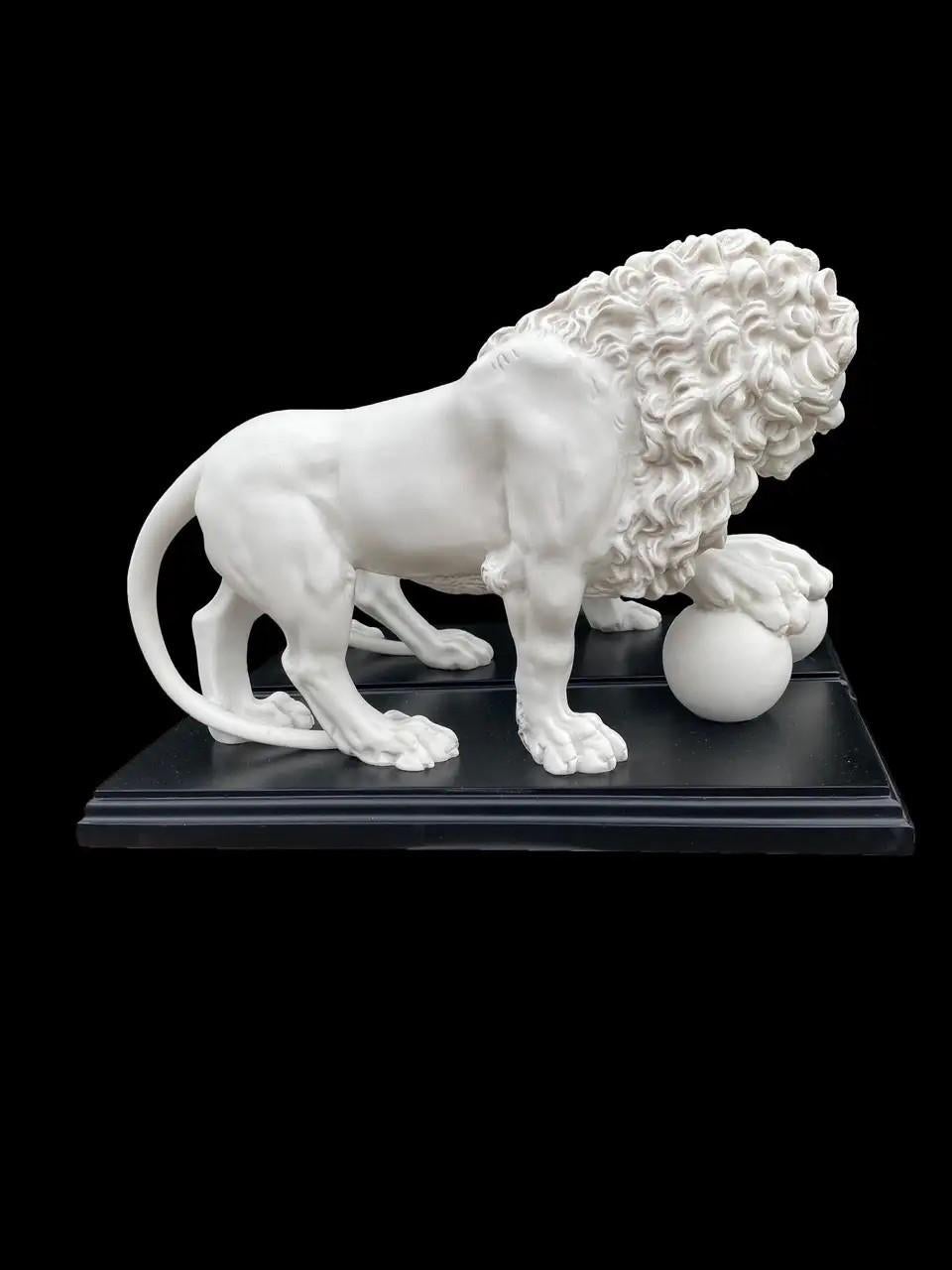 Pair of Marble Sculptures Medici Lions, 20th Century In Excellent Condition For Sale In Southall, GB