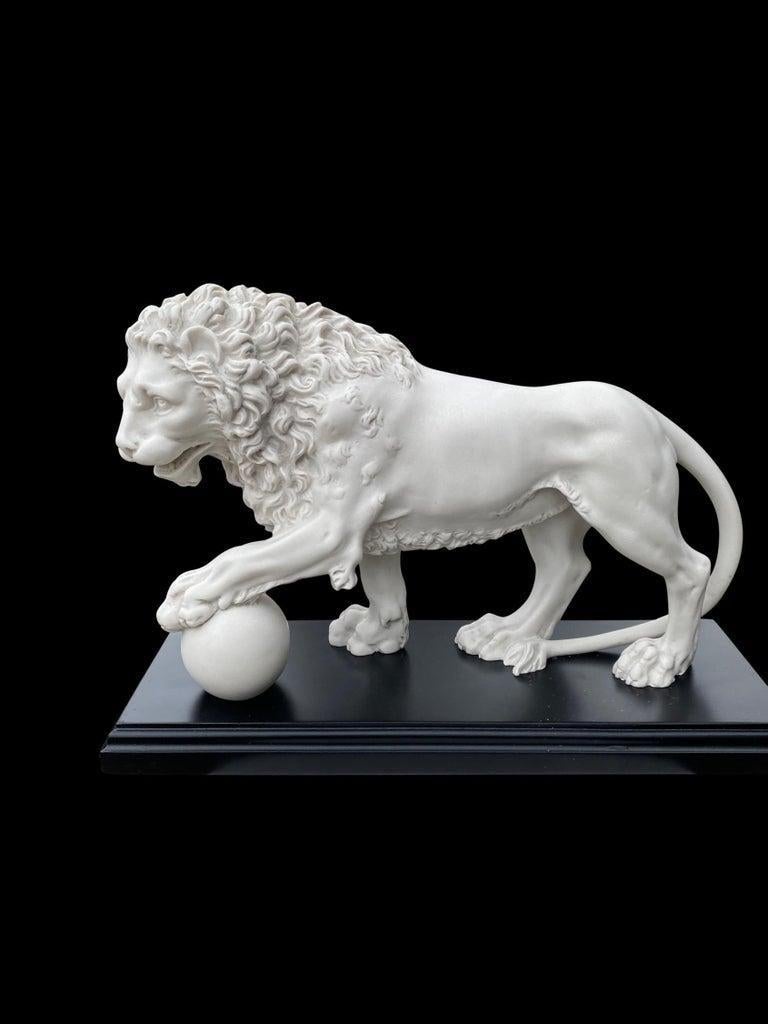 Pair of Marble Sculptures Medici Lions, 20th Century In Excellent Condition For Sale In Southall, GB