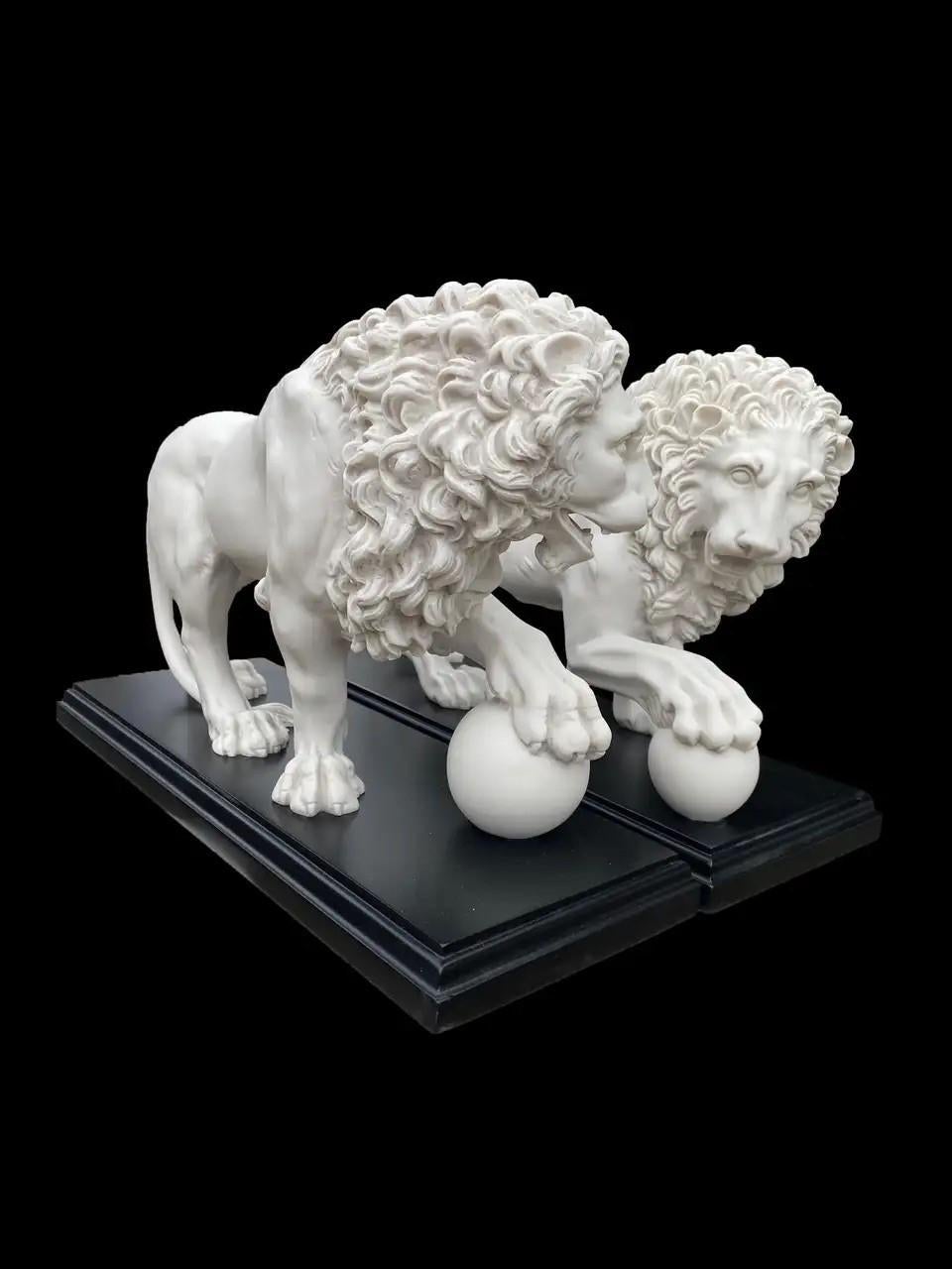 Pair of Marble Sculptures Medici Lions, 20th Century For Sale 1