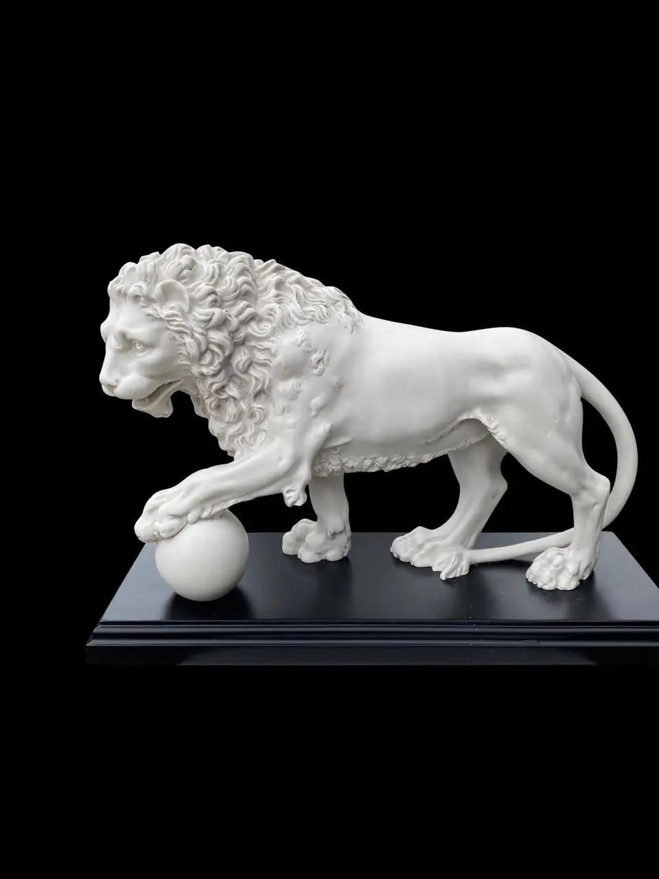 Pair of Marble Sculptures Medici Lions, 20th Century For Sale 3