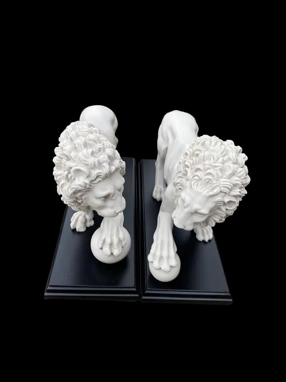 Pair of Marble Sculptures Medici Lions, 20th Century For Sale 4