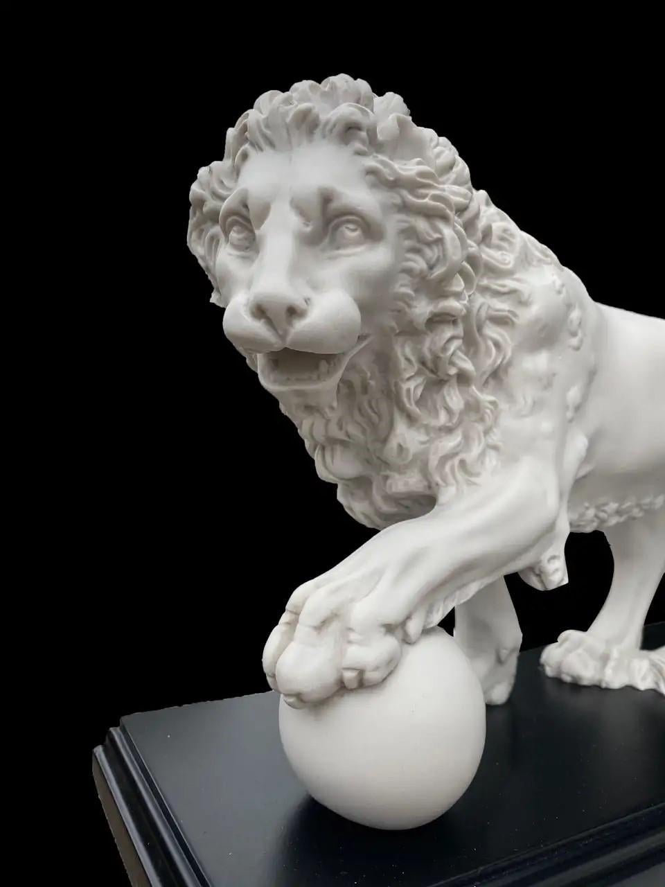 Pair of Marble Sculptures Medici Lions, 20th Century For Sale 5