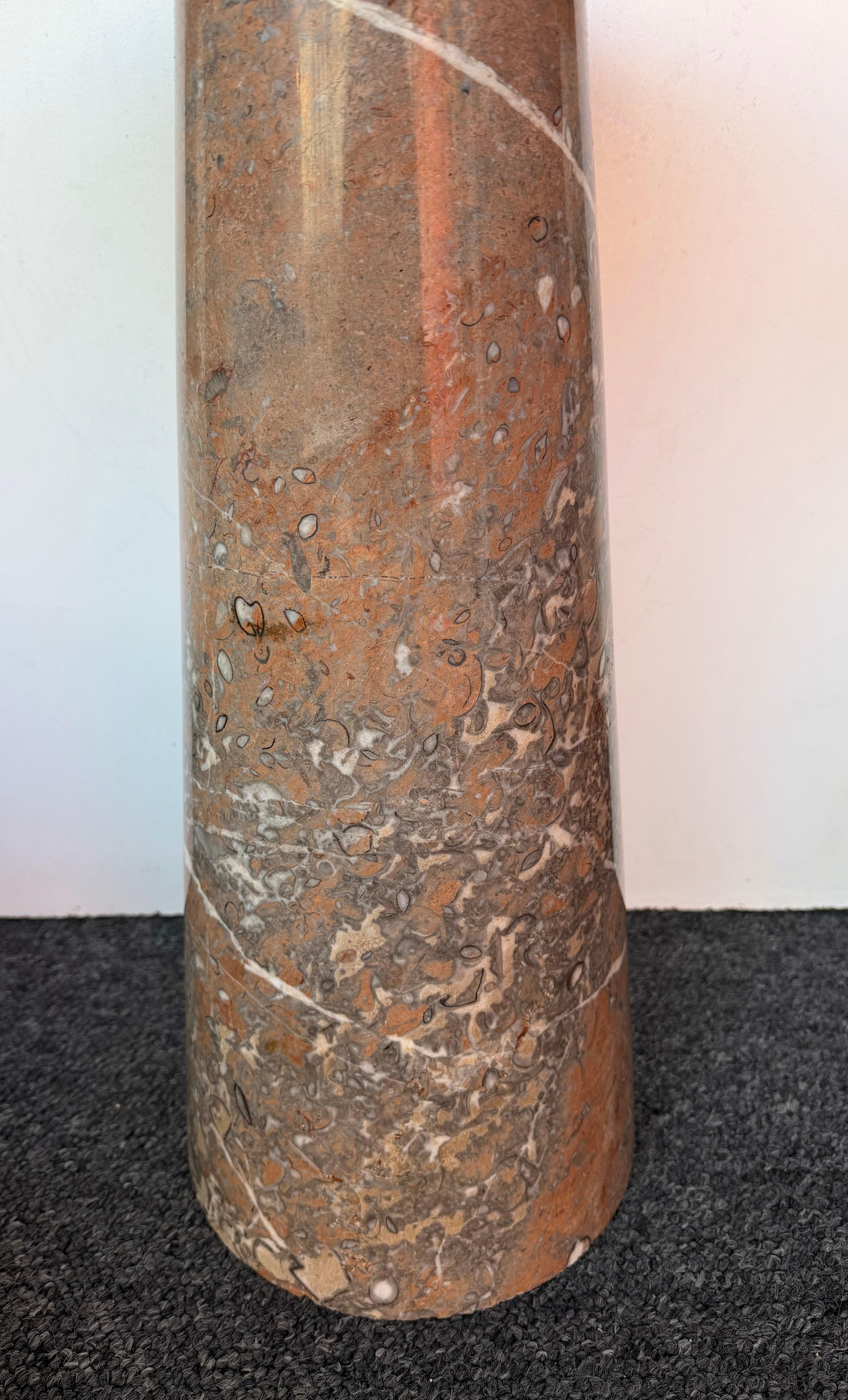 Mid-Century Modern Italian design marbre side end low accent coffee cocktail bedside tables or nightstands. Dans l'esprit d'Angelo Mangiarotti pour Skipper 1970, de Carlo Scarpa pour Cattelan, de Memphis, de Sottsass.