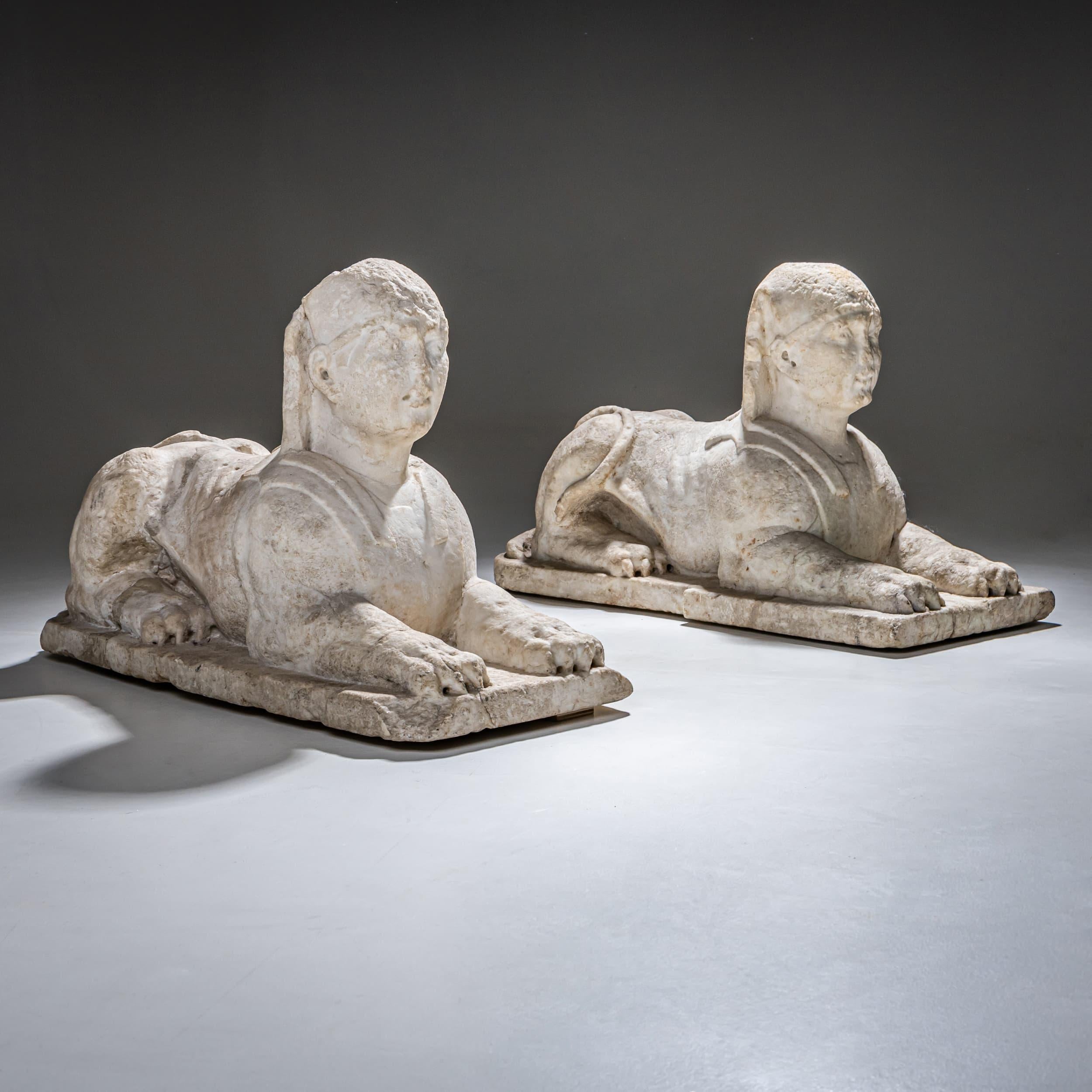 Italiano Pair of Marble Sphinxes, Italy, 17th Century in vendita
