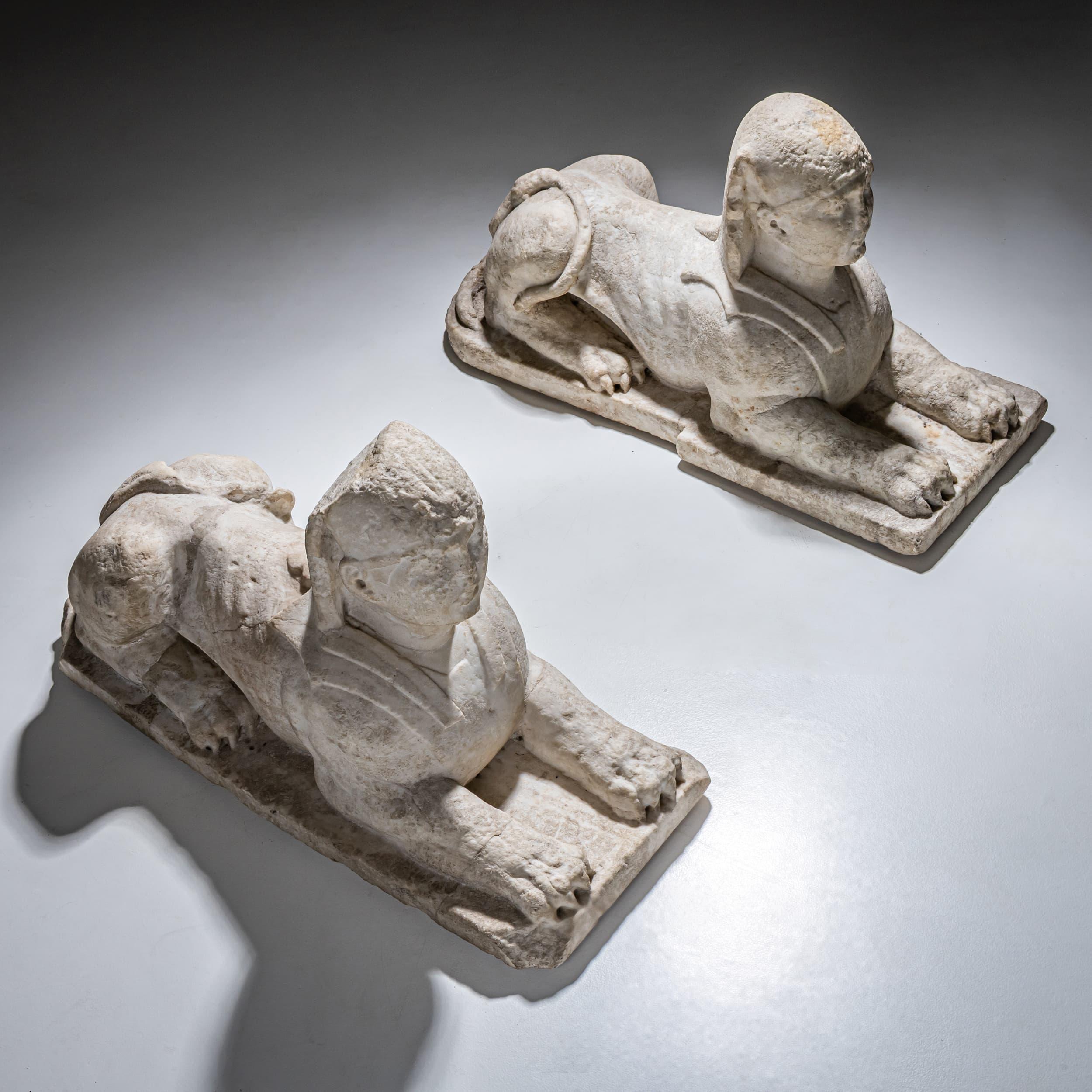 Intagliato a mano Pair of Marble Sphinxes, Italy, 17th Century in vendita