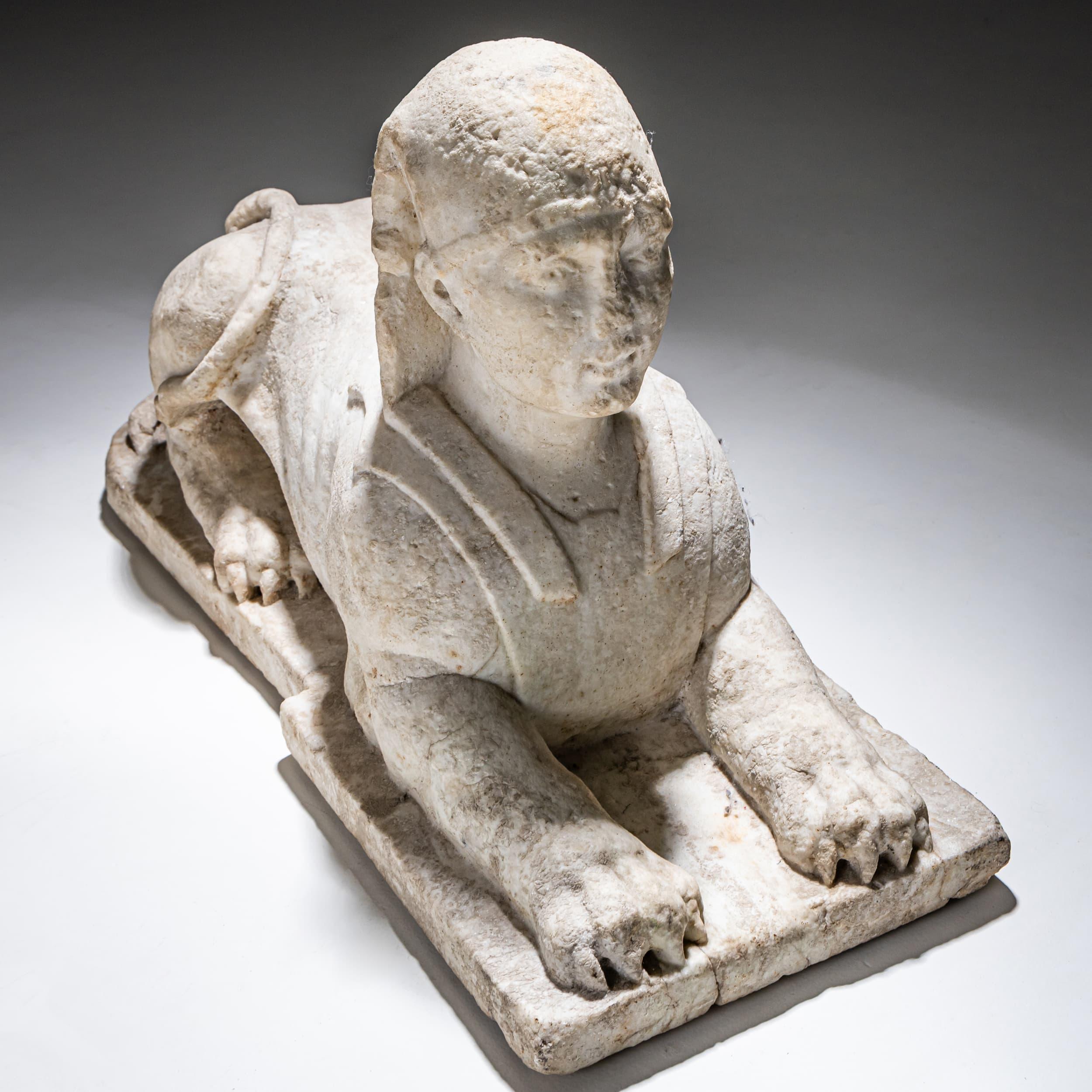 Fino al XVIII secolo Pair of Marble Sphinxes, Italy, 17th Century in vendita