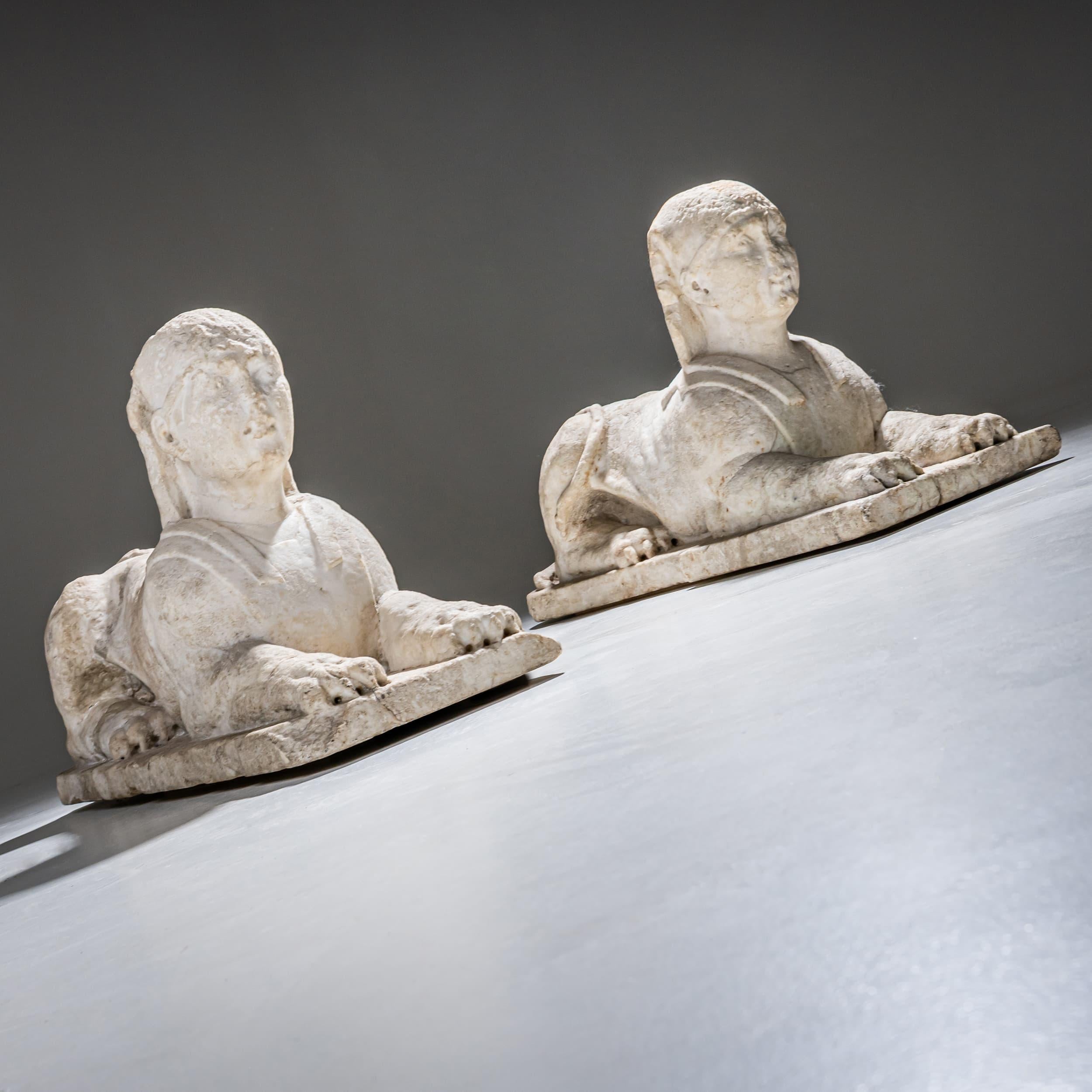 Pair of Marble Sphinxes, Italy, 17th Century in vendita 2