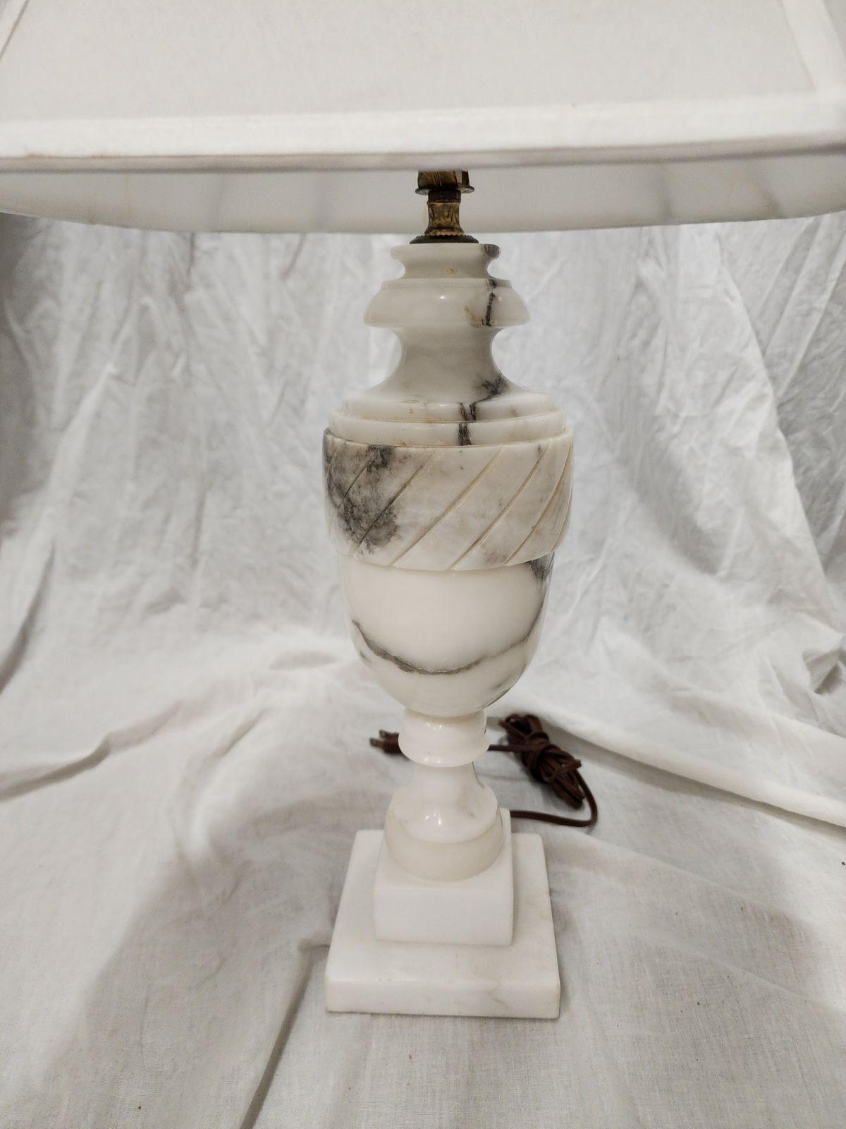 Pair of Marble Table Lamps 1 light, in great conditions, with white and black marble base.
No prior repair. 