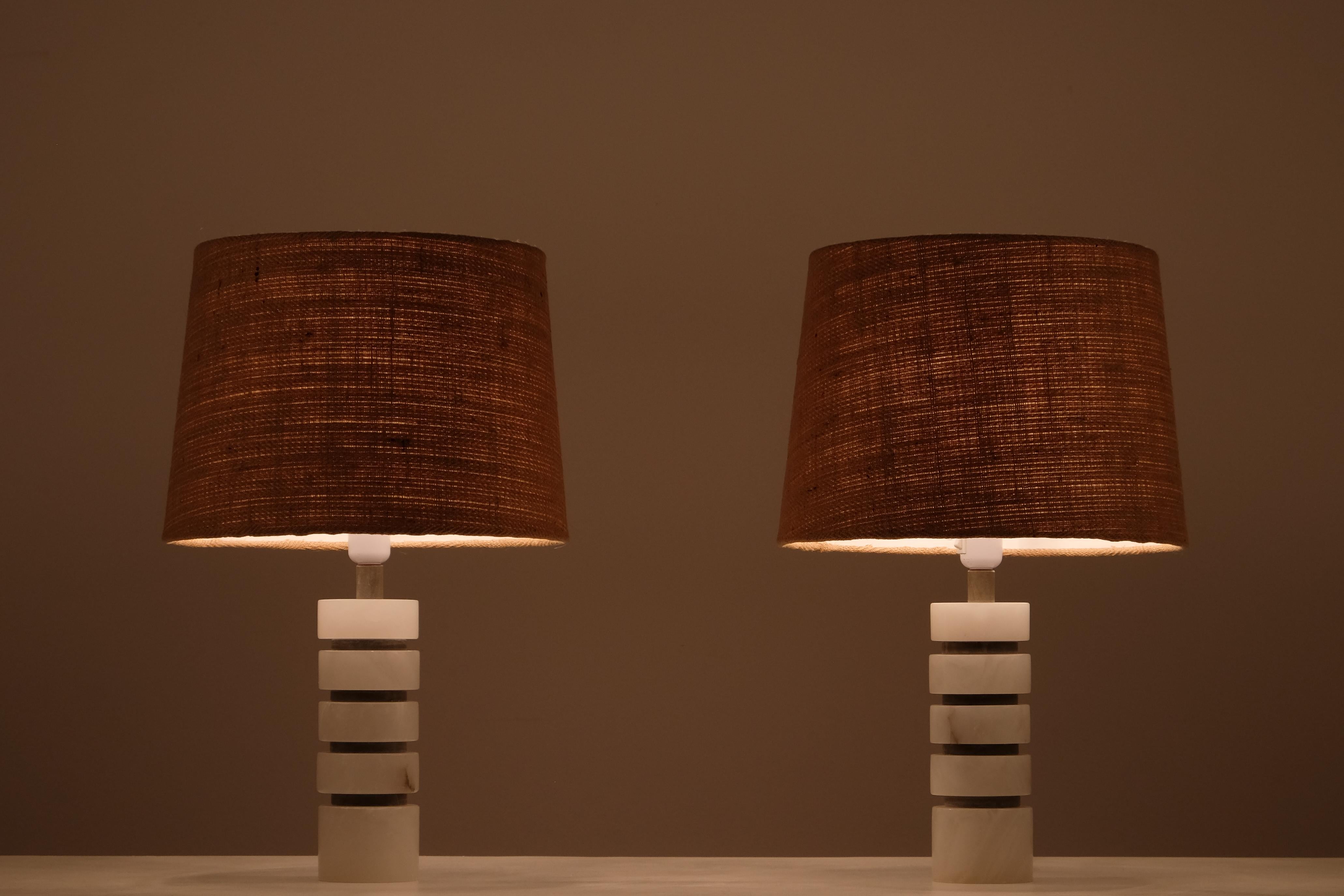 Paire de lampes de table en marbre, produites en Suède, années 1970.
Nouveaux abat-jour.
