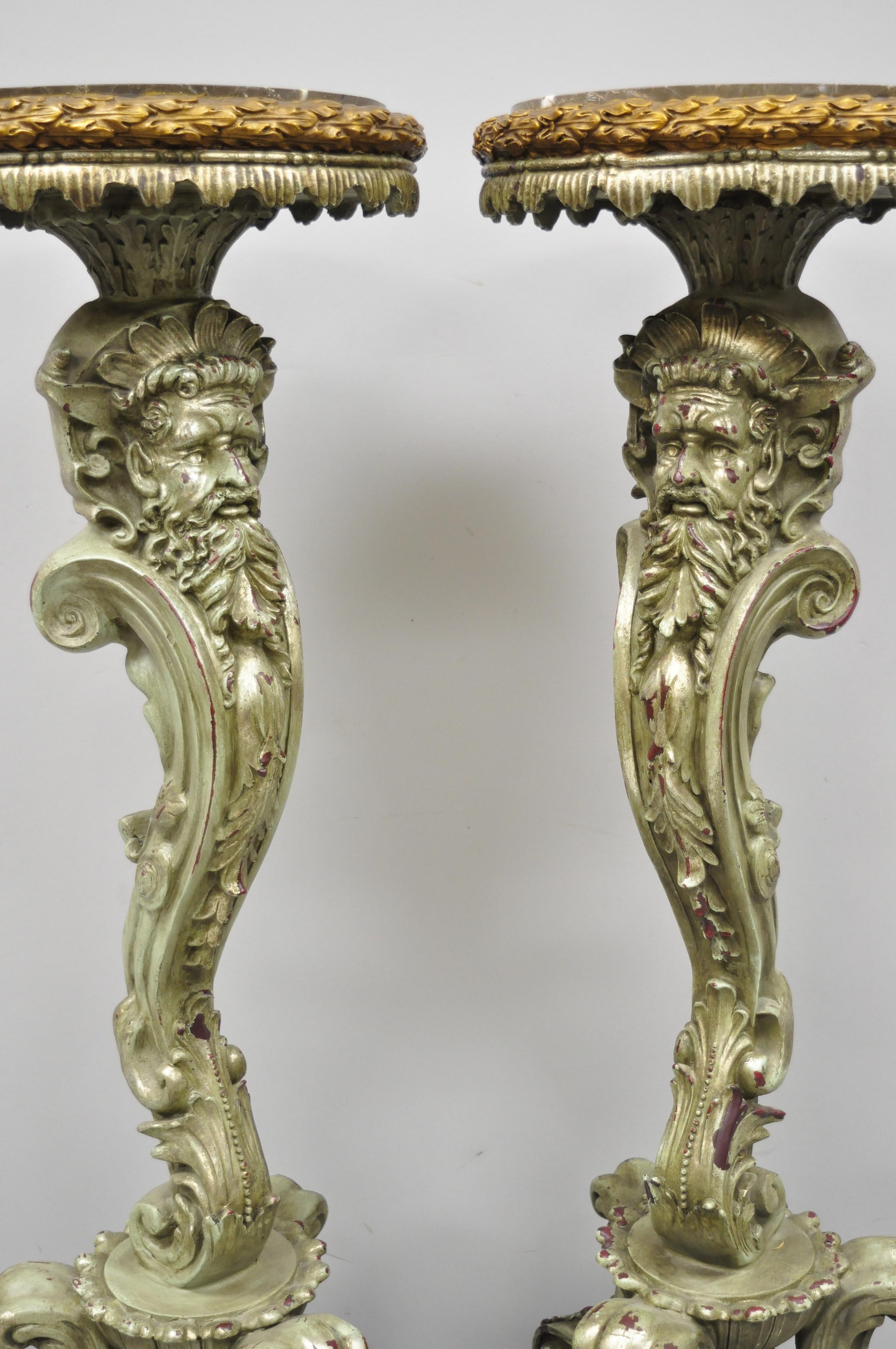 Paar figurale mythische Sockelständer mit Marmorplatte aus Gussharz und gebürstetem Gesicht (Gotisch) im Angebot