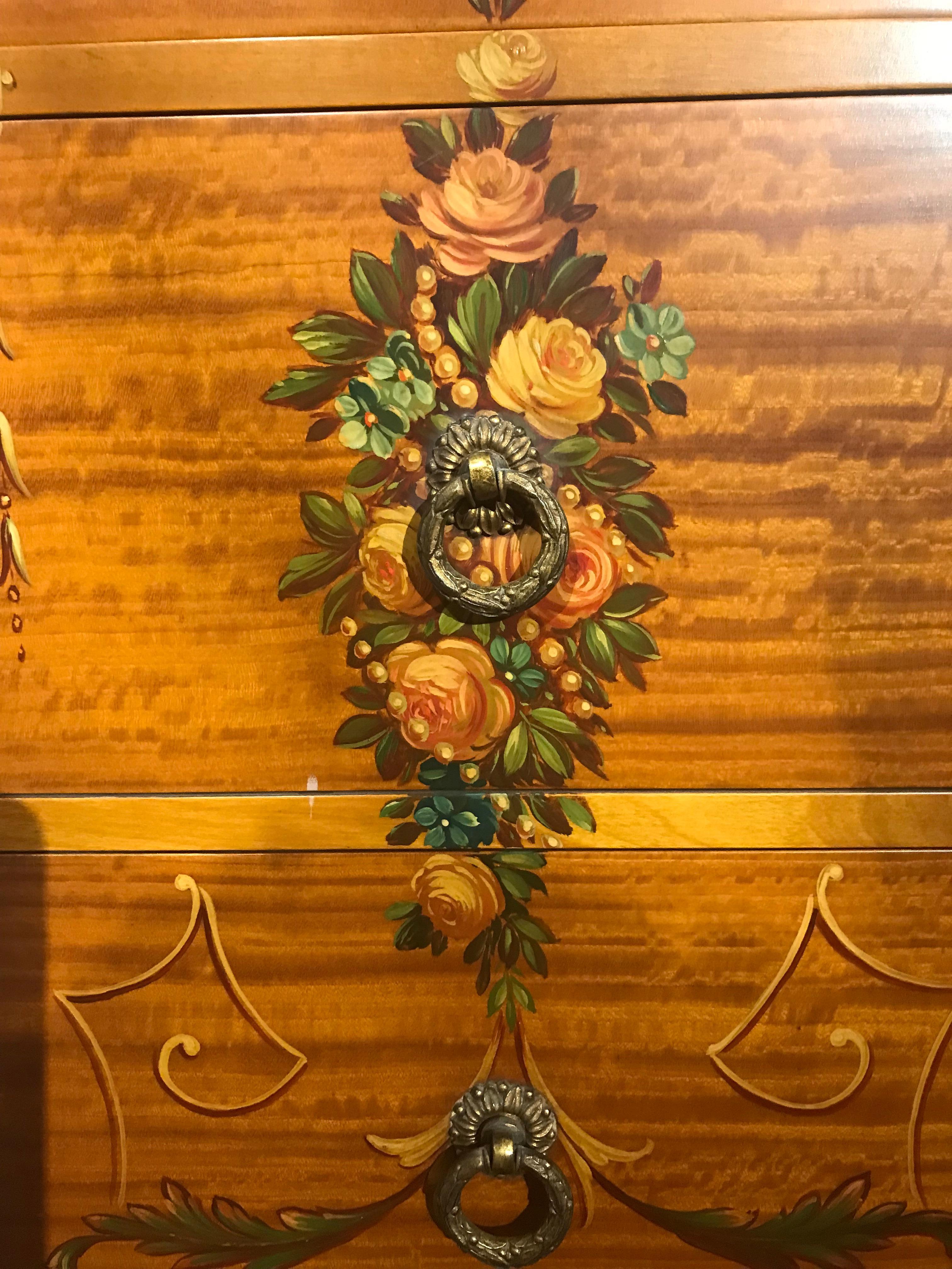 Paire de chiffonniers en bois satiné de style édouardien avec dessus en marbre décoré de guirlandes de fleurs peintes à la main et autres.
Angleterre, vers 1905.
Dimensions : Hauteur 40