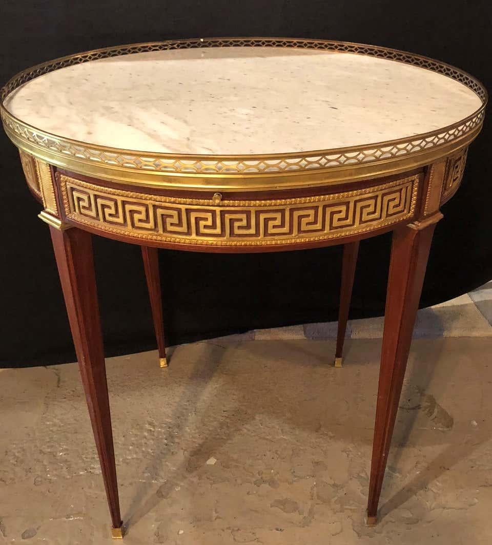 Pair of Marble-Top Greek Key Bouiliotte Tables / End Mahogany Double Drawers In Good Condition In Manhasset, NY