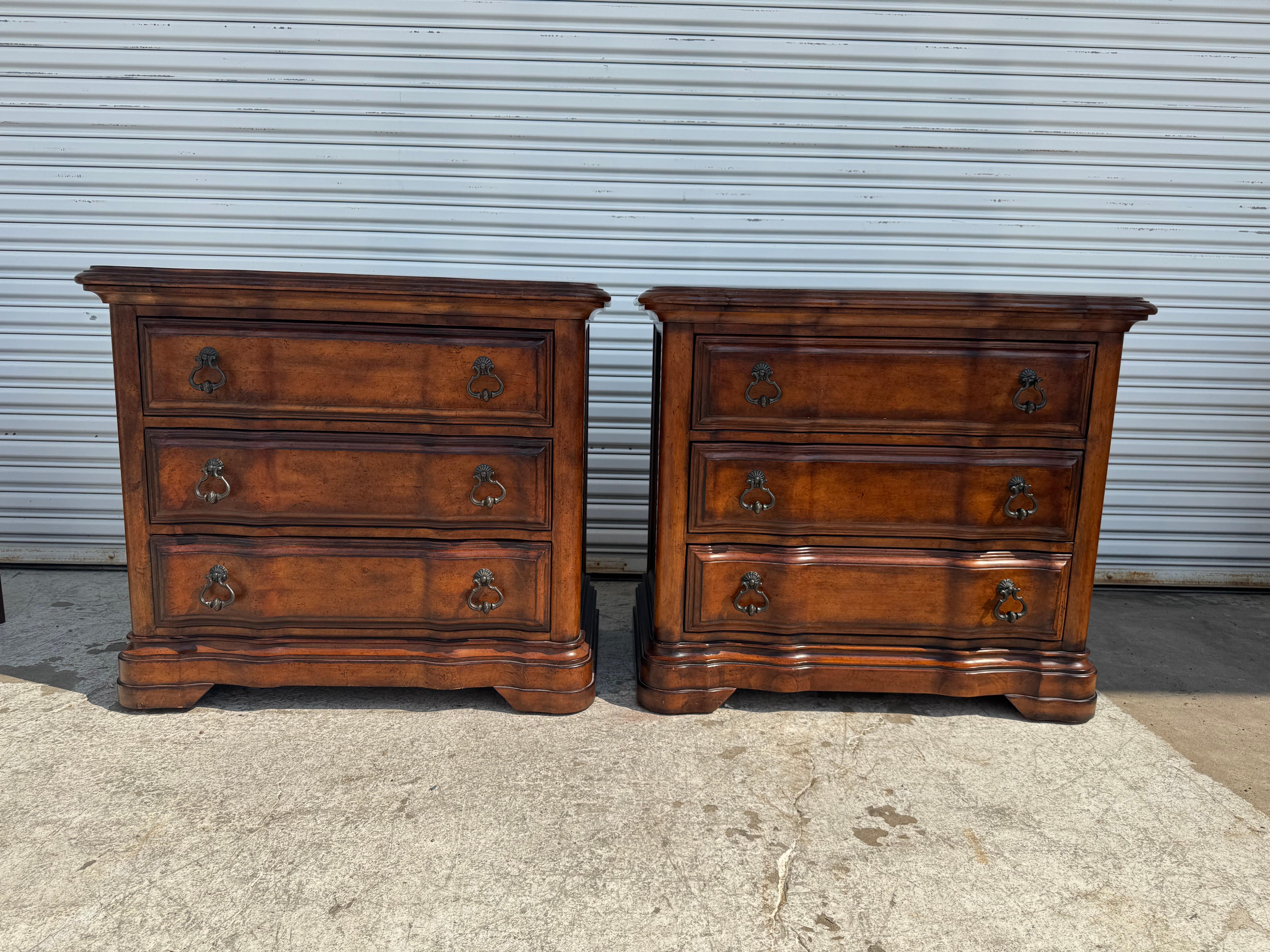 Questa è una splendida coppia di commodes di Bernhardt Furniture.
I comodini sono dotati di 3 cassetti che garantiscono un ampio spazio di archiviazione.
Hanno piani in marmo incassati e sono realizzati in mogano. 