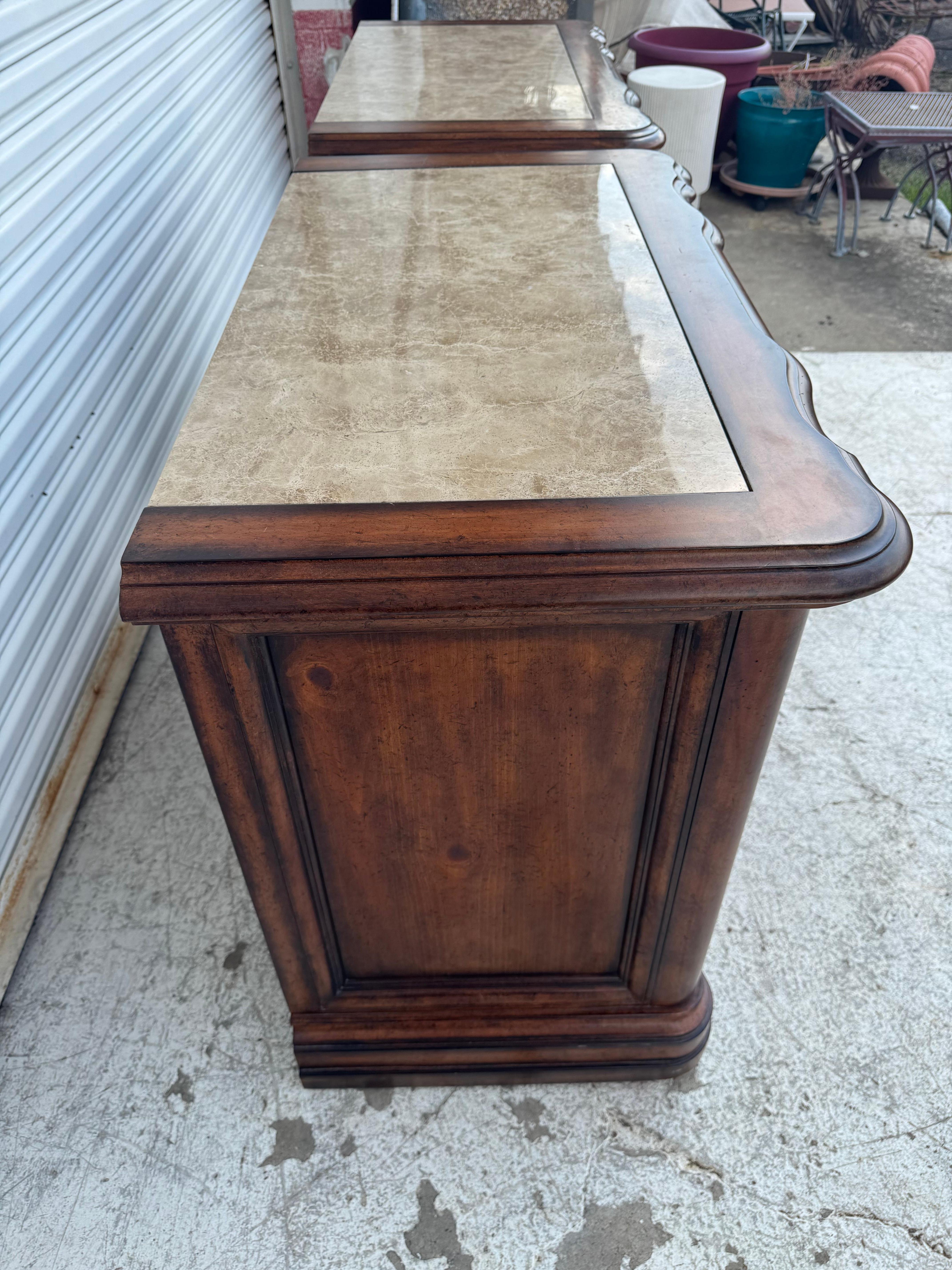 Classico americano Coppia di commodes in mogano con piano in marmo di Bernhardt Furniture in vendita