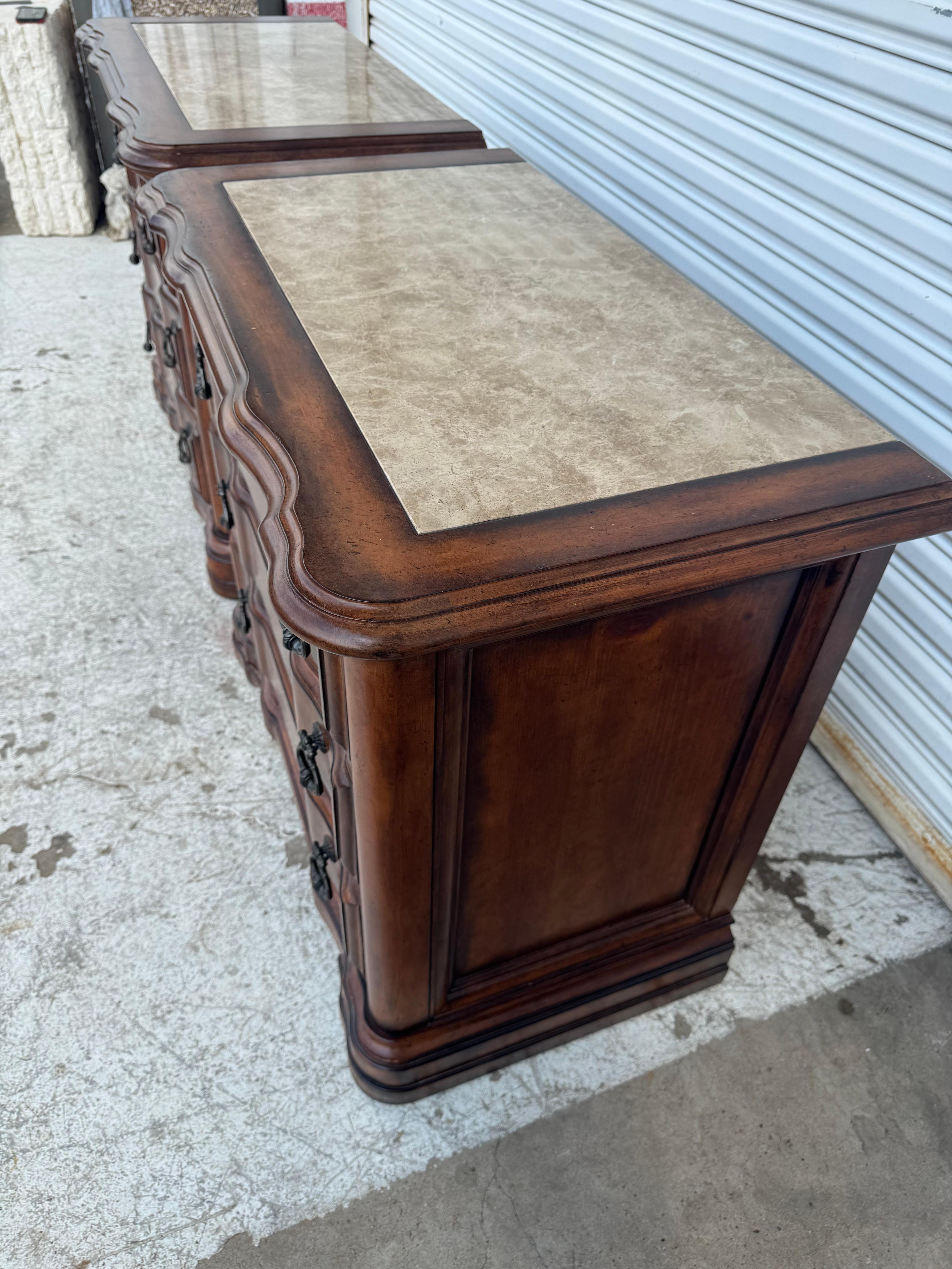 Americano Coppia di commodes in mogano con piano in marmo di Bernhardt Furniture in vendita