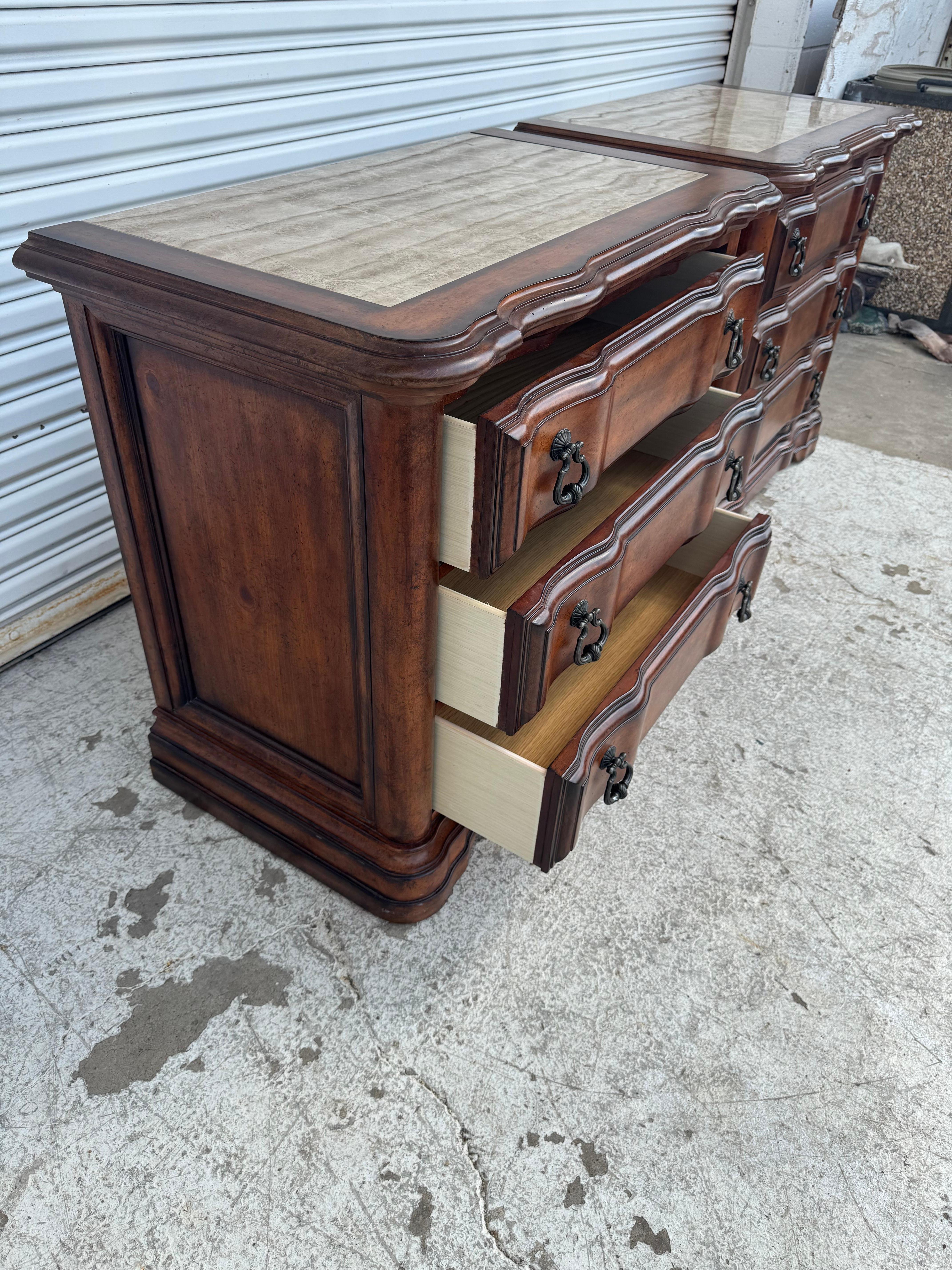 Coppia di commodes in mogano con piano in marmo di Bernhardt Furniture In condizioni buone in vendita a Pasadena, TX