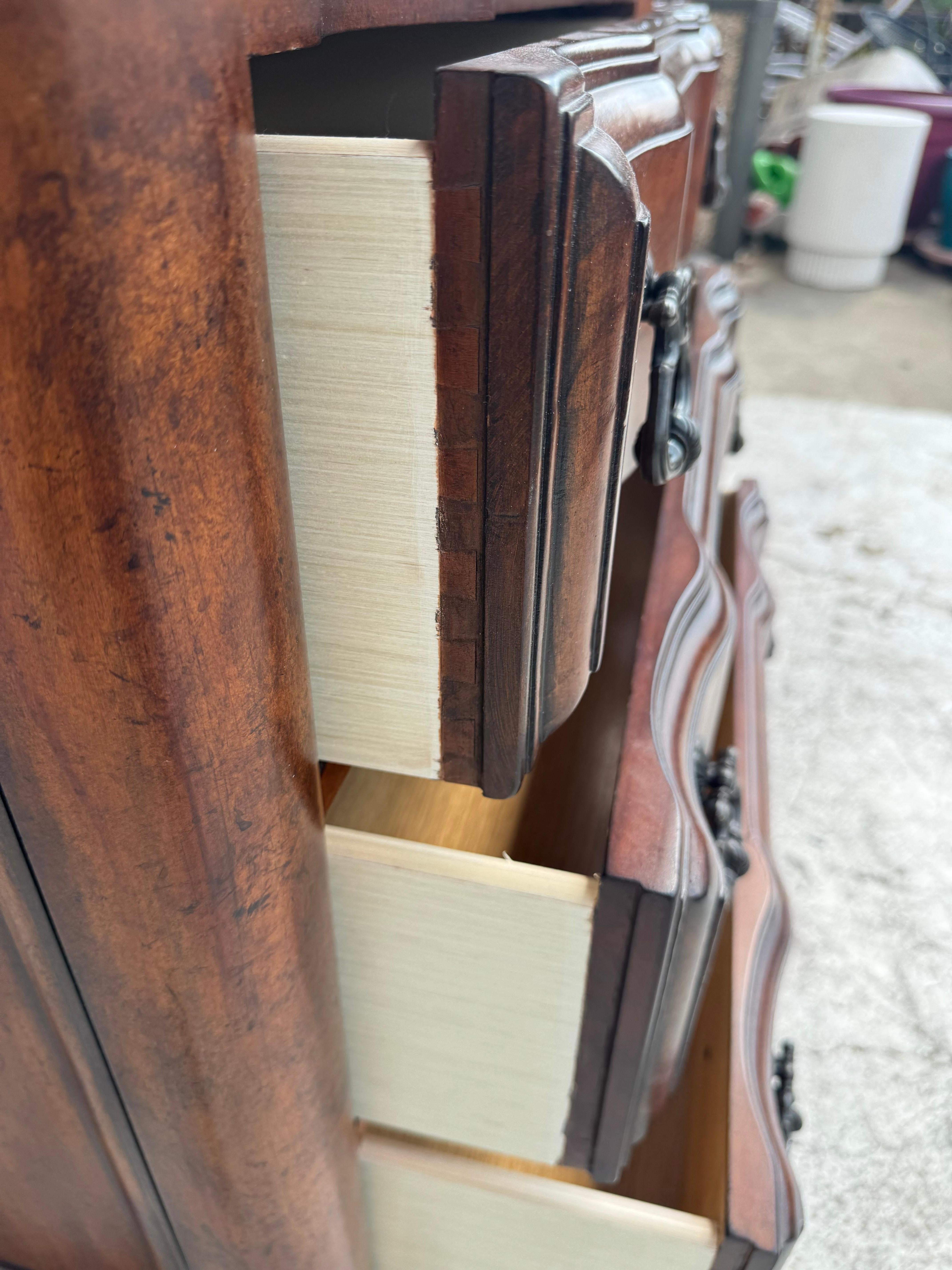 XX secolo Coppia di commodes in mogano con piano in marmo di Bernhardt Furniture in vendita