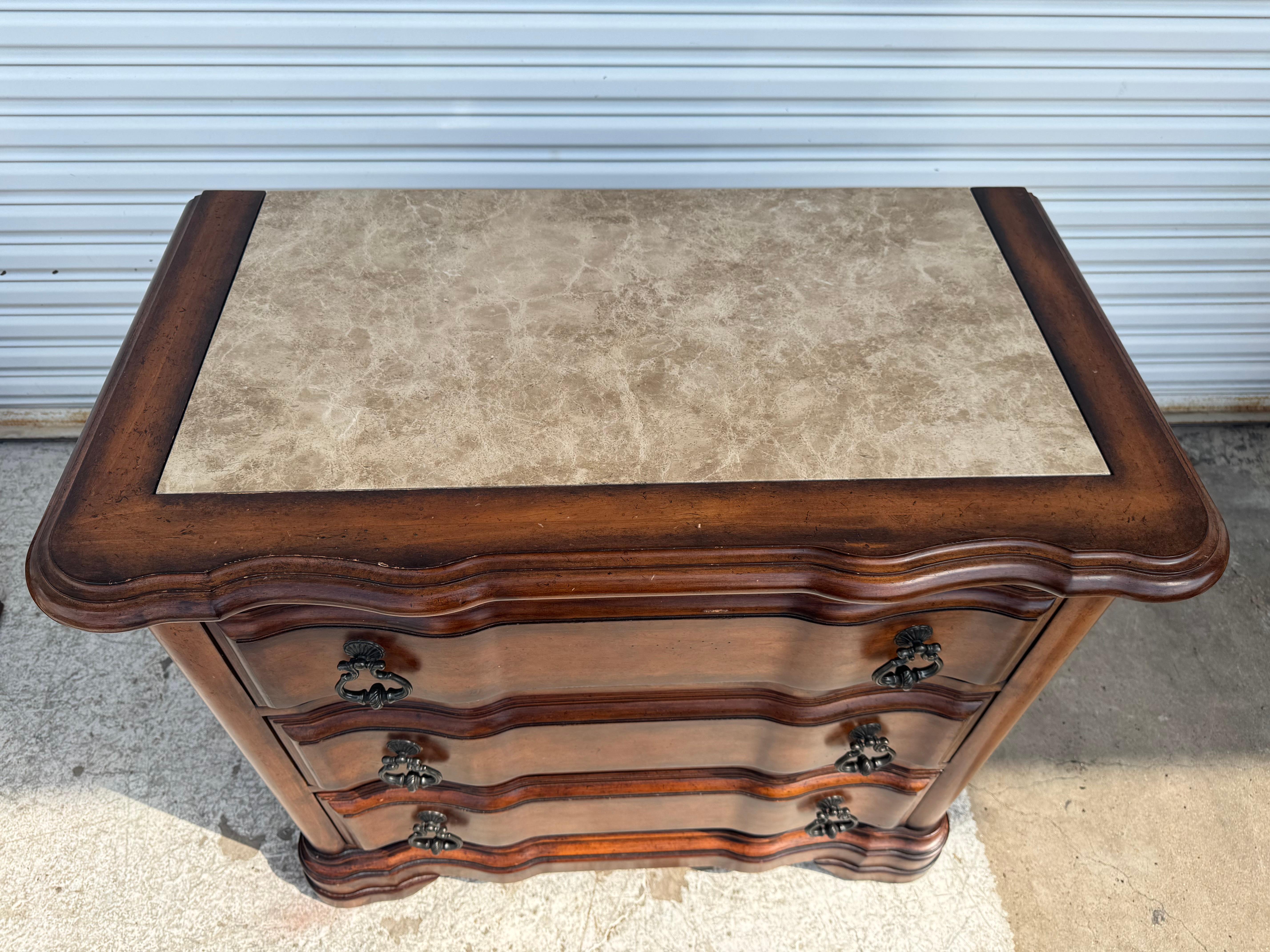 Marmo Coppia di commodes in mogano con piano in marmo di Bernhardt Furniture in vendita