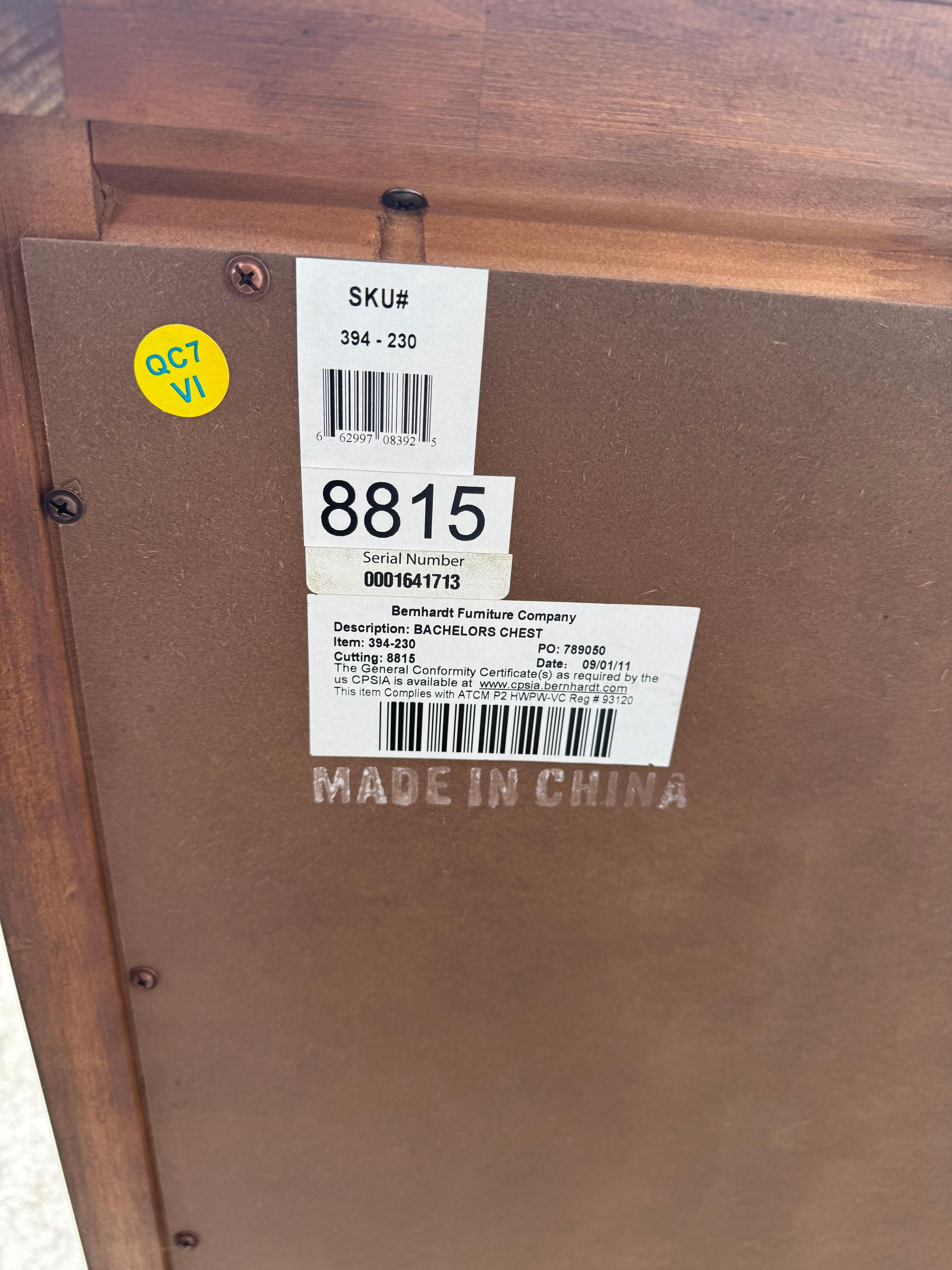 Coppia di commodes in mogano con piano in marmo di Bernhardt Furniture in vendita 1