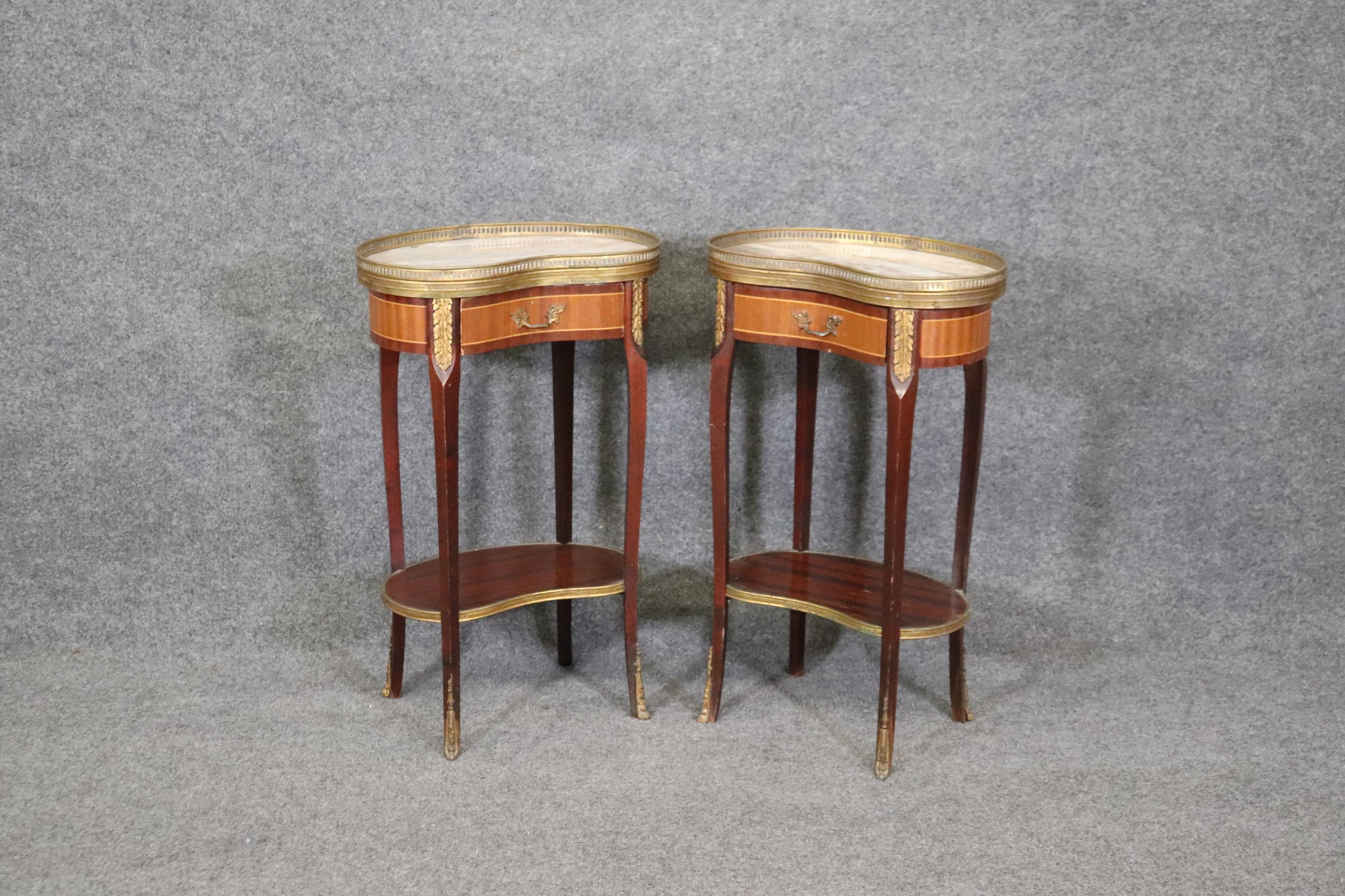Mid-20th Century Pair of Marble Top Satinwood French Louis XV Kidney Shape Nightstands circa 1940 For Sale