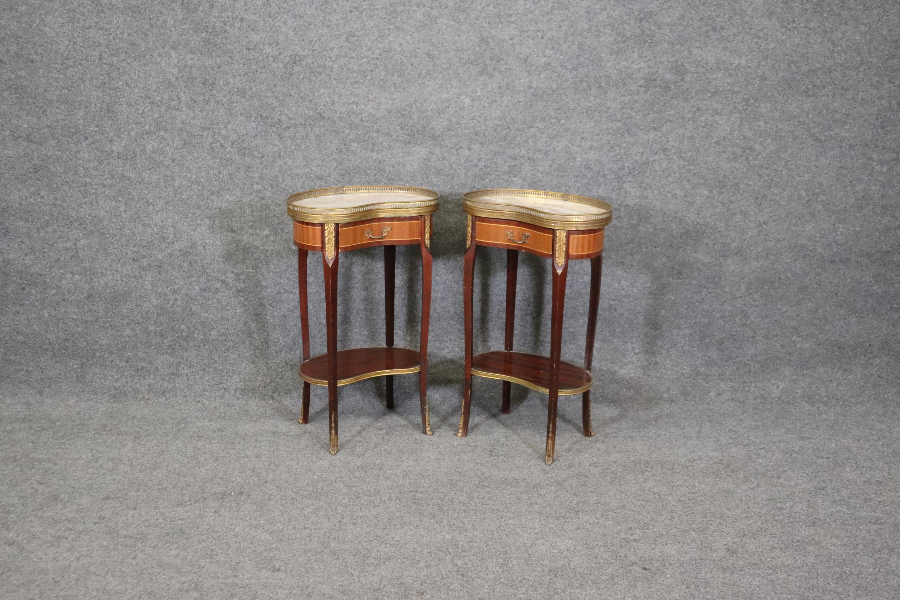 Brass Pair of Marble Top Satinwood French Louis XV Kidney Shape Nightstands circa 1940 For Sale