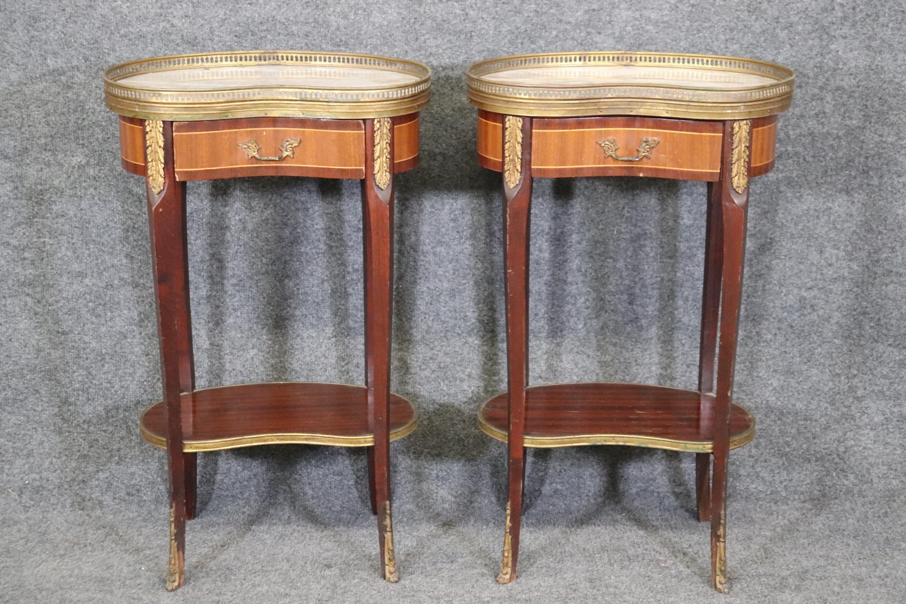Pair of Marble Top Satinwood French Louis XV Kidney Shape Nightstands circa 1940 For Sale 1