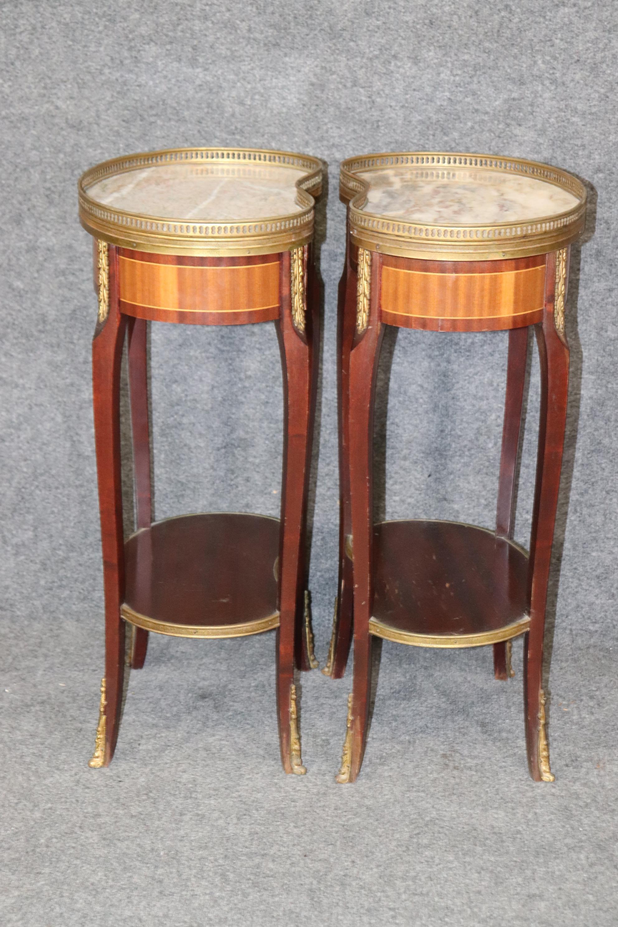 Pair of Marble Top Satinwood French Louis XV Kidney Shape Nightstands circa 1940 For Sale 2
