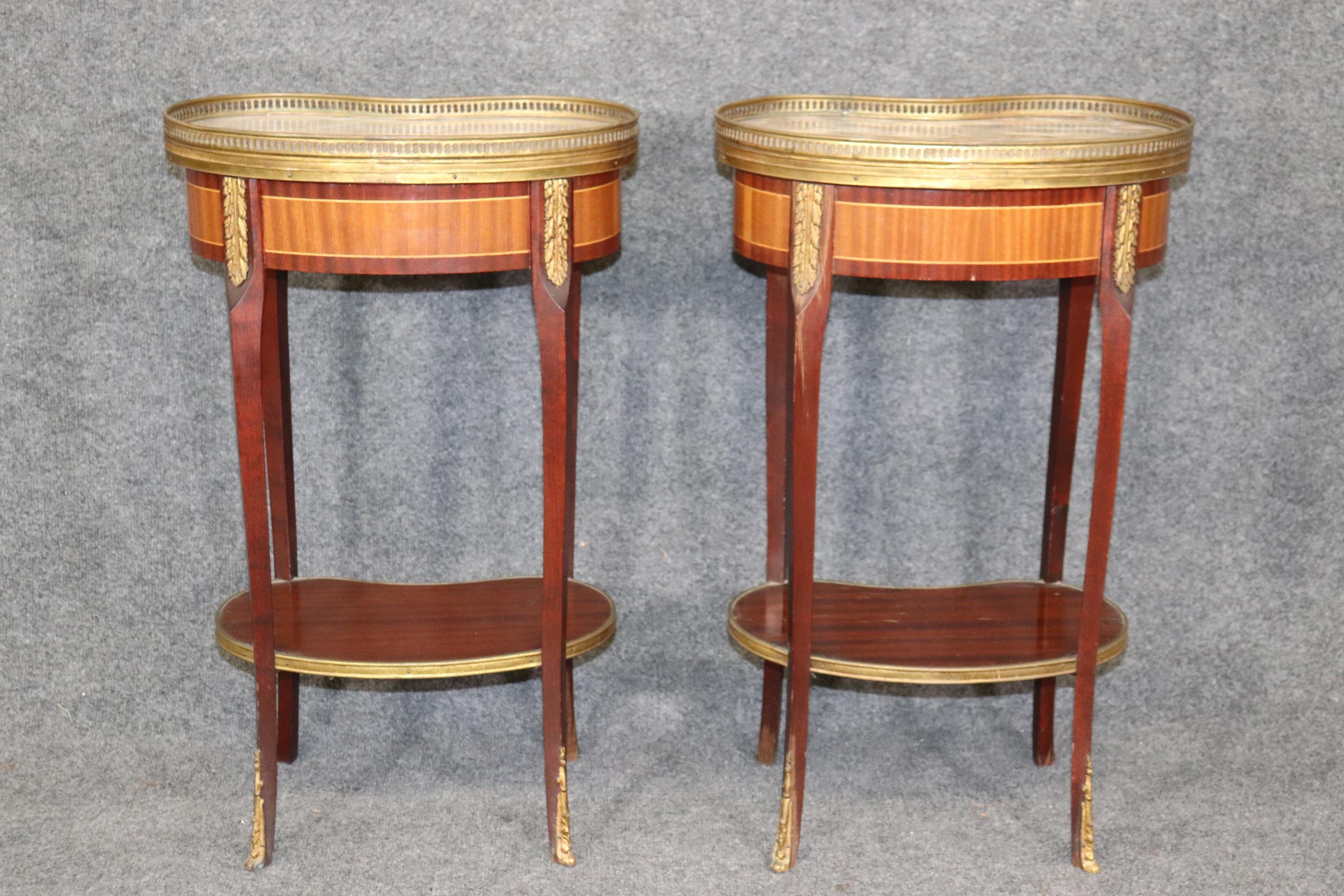 Pair of Marble Top Satinwood French Louis XV Kidney Shape Nightstands circa 1940 For Sale 3