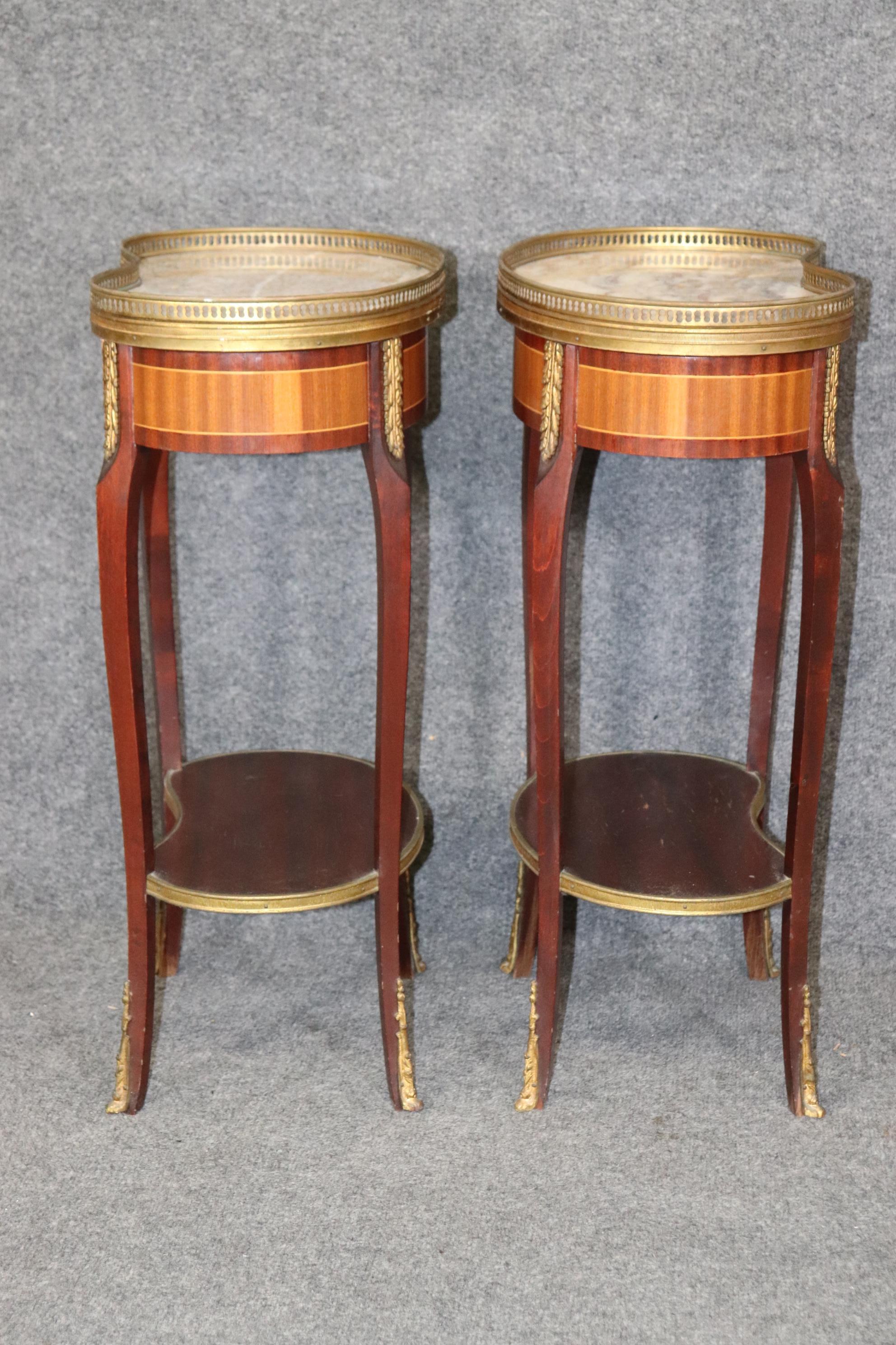 Pair of Marble Top Satinwood French Louis XV Kidney Shape Nightstands circa 1940 For Sale 4