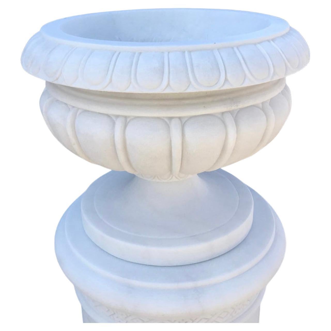 Cette élégante paire d'urnes en marbre du XXe siècle allie beauté classique et sophistication intemporelle. Fabriquée en marbre de haute qualité, chaque urne présente une finition lisse et raffinée et un design majestueux qui s'intègre à une variété